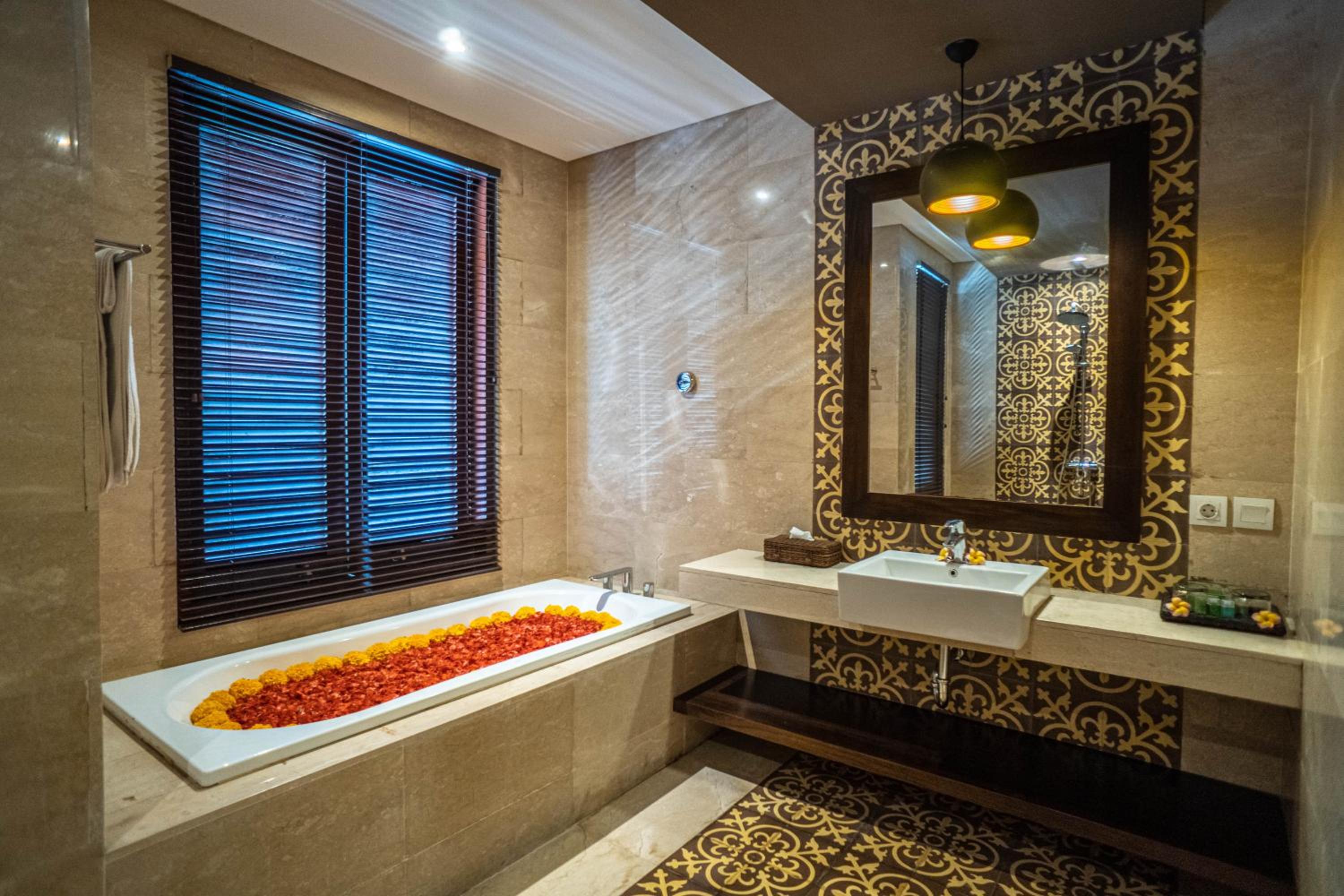 Suite with Bathtub - Photo 3