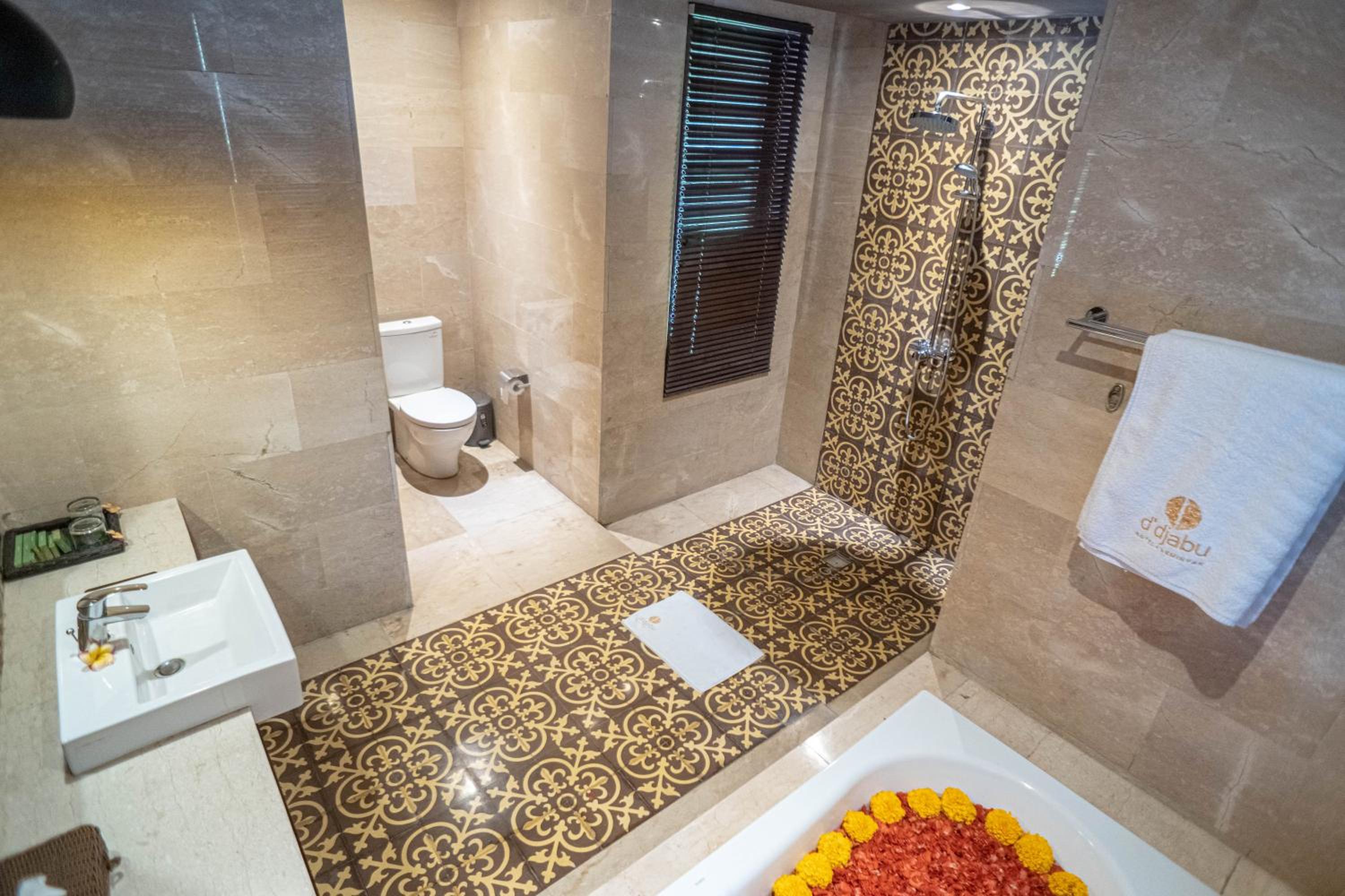 Suite with Bathtub - Photo 4