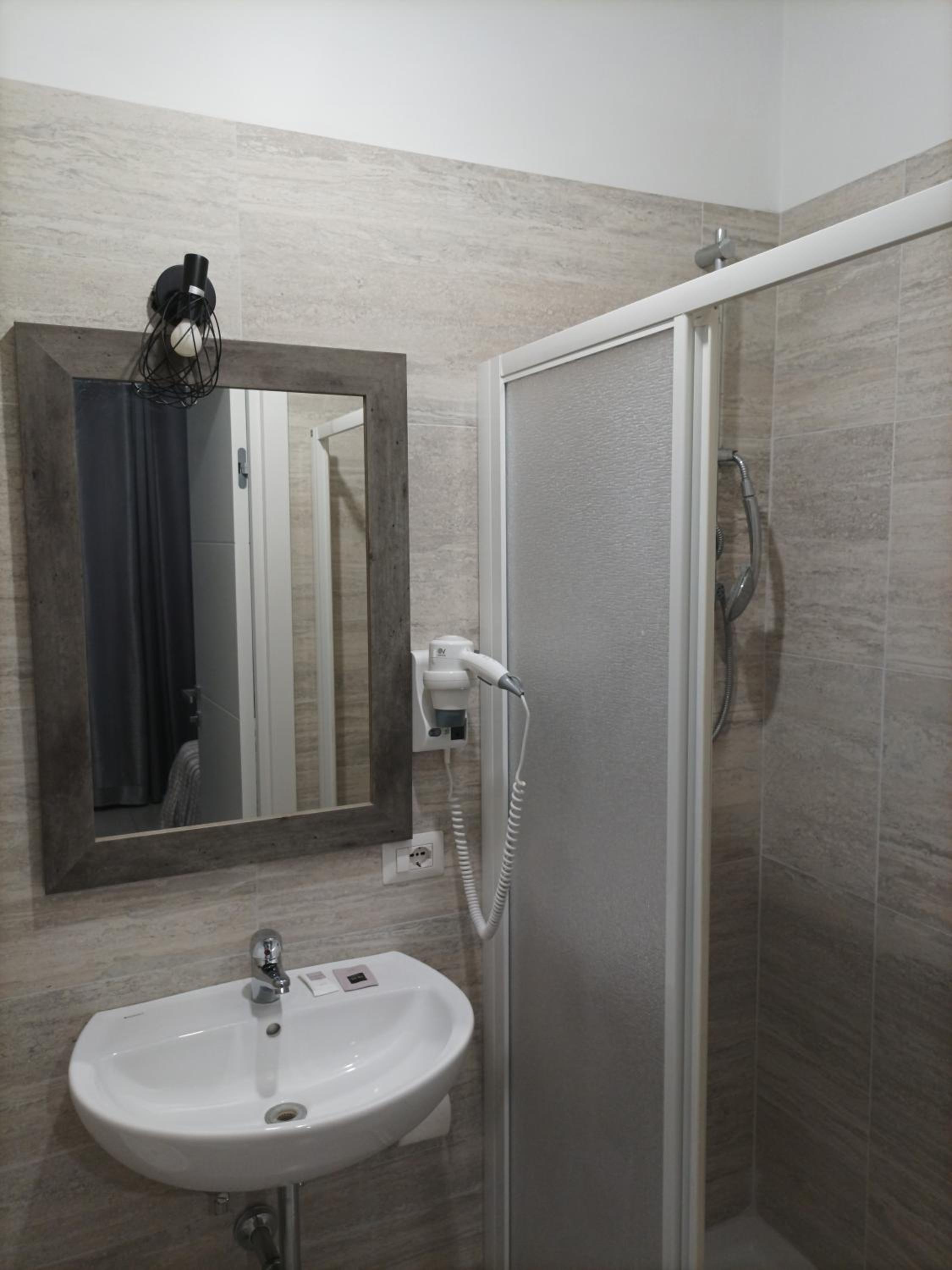 Single Room With Bathroom photo 3