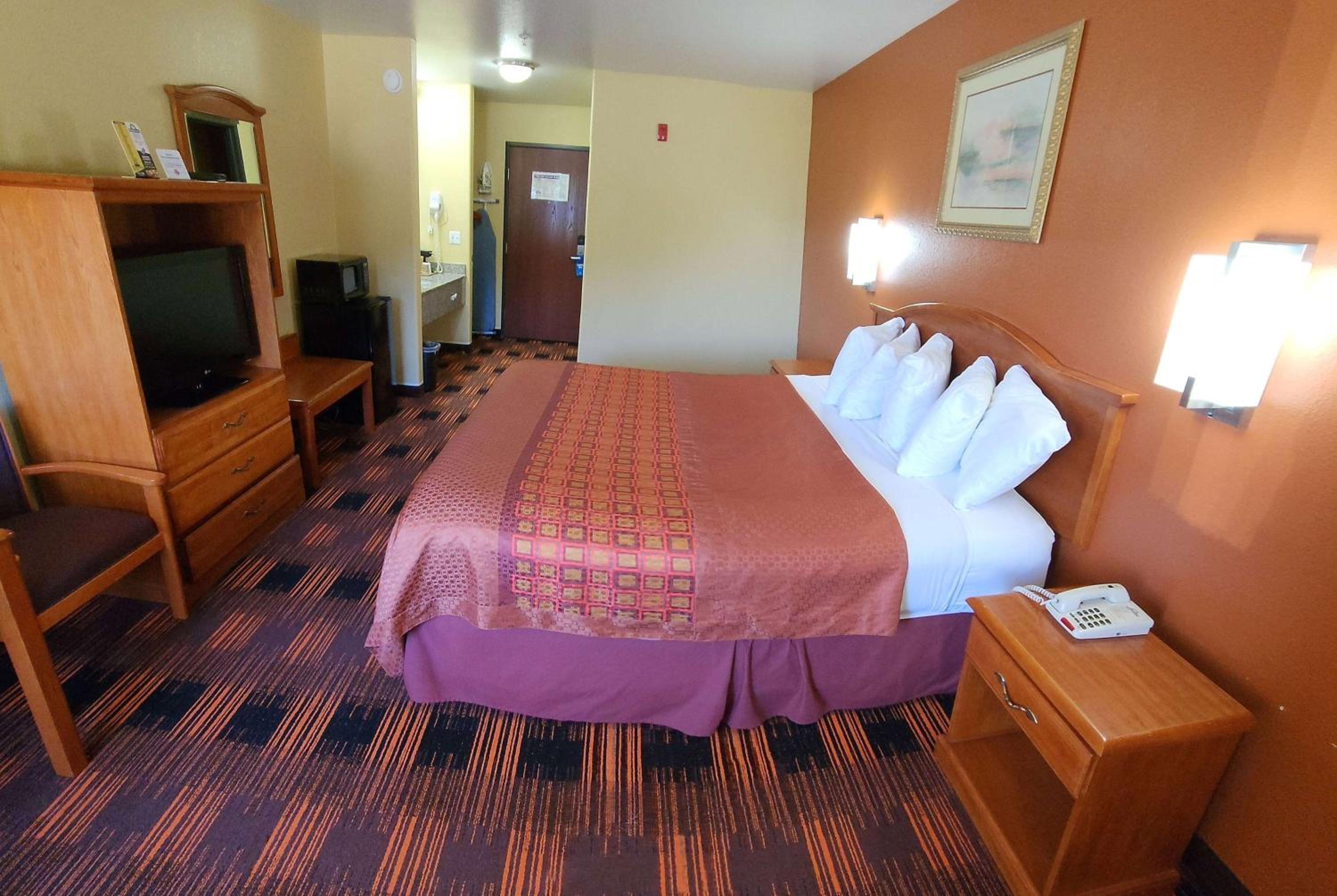 King Room - Non-Smoking - Photo 1