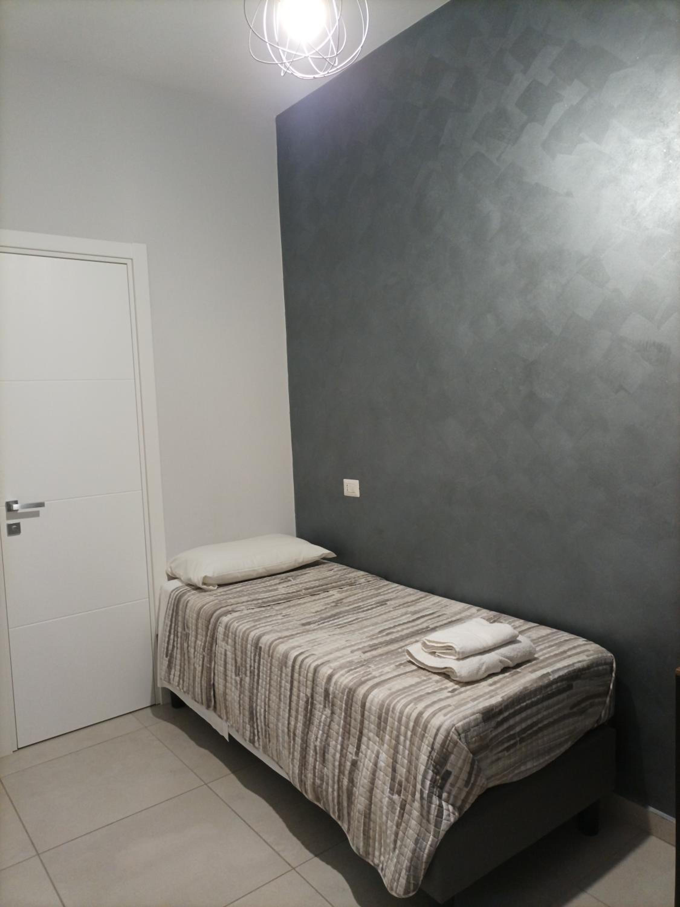 Single Room With Bathroom photo 2