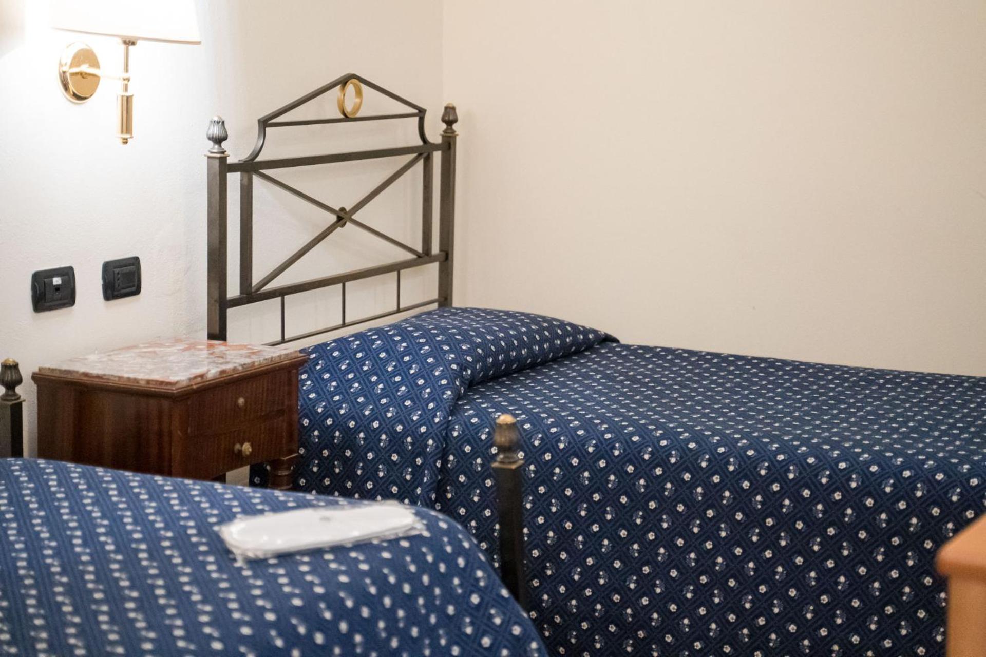 Twin Room - Photo 2