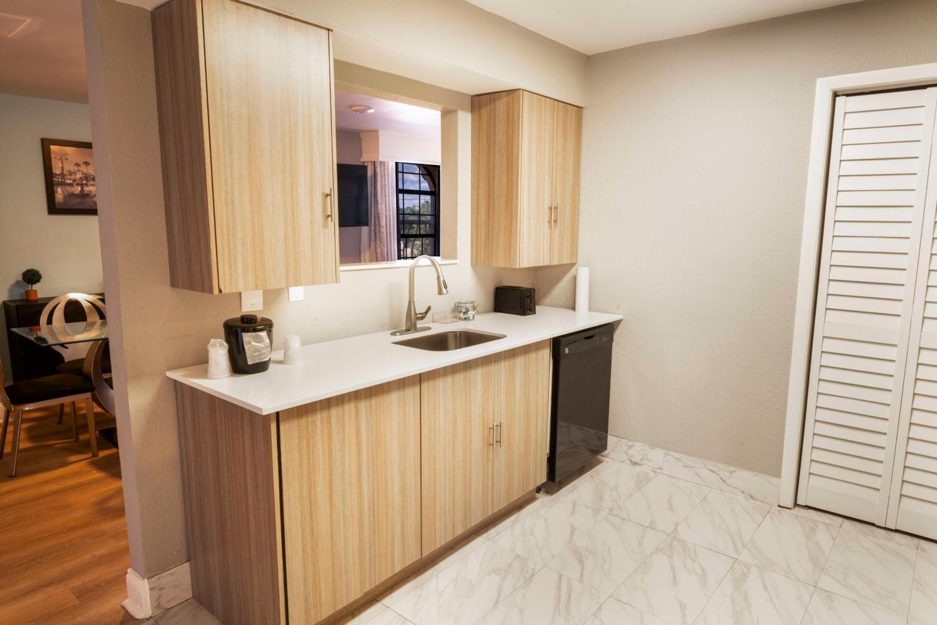 Queen Suite with Two Queen Beds - Non Smoking photo 2