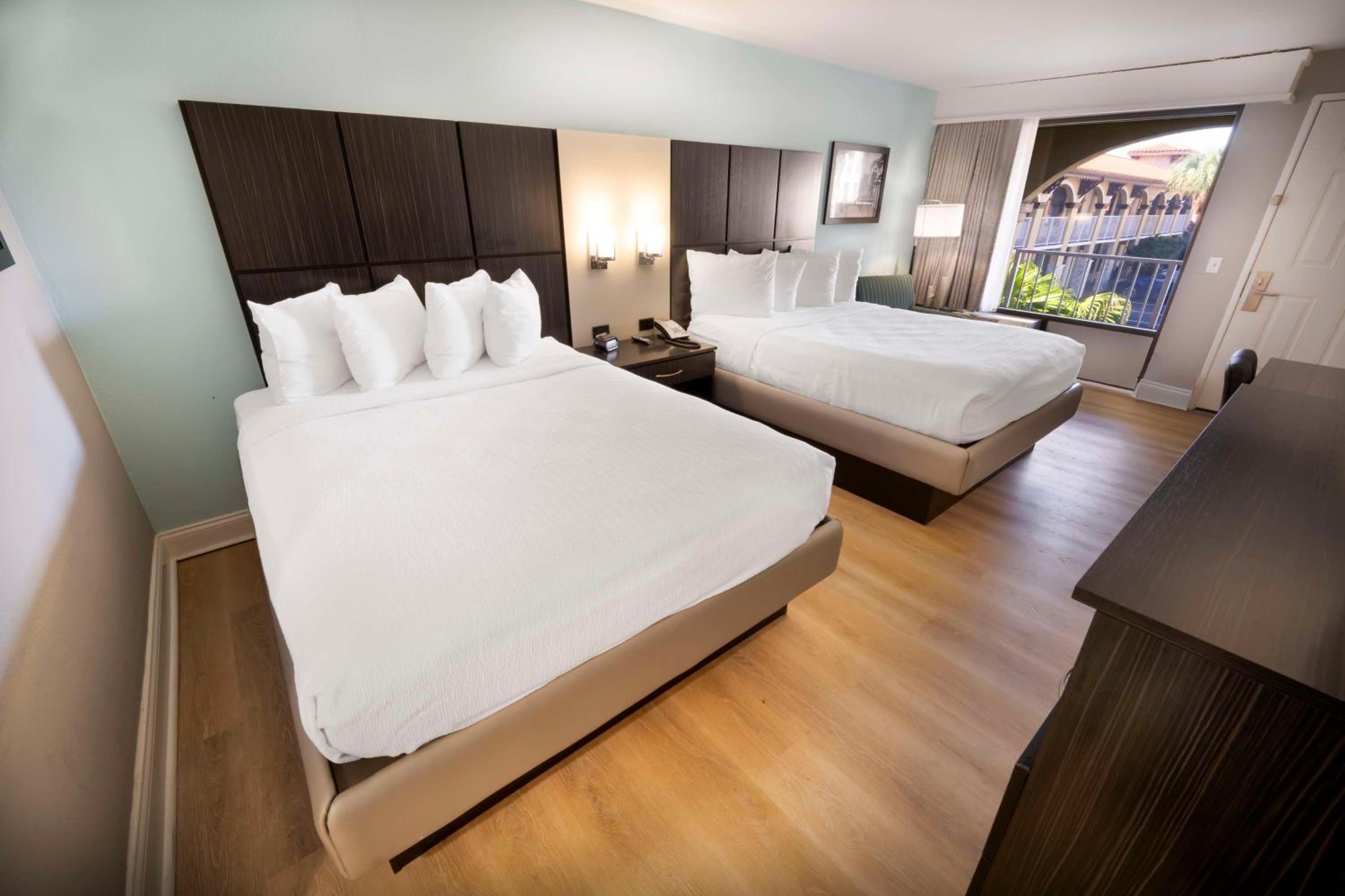 Queen Room with Two Queen Beds - Non-Smoking - Photo 5