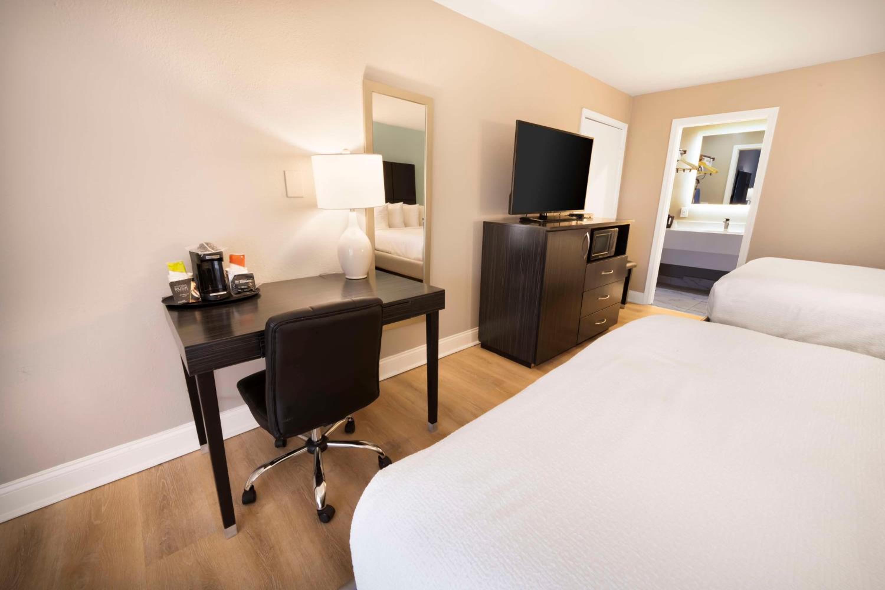 Queen Room with Two Queen Beds - Non-Smoking - Photo 2