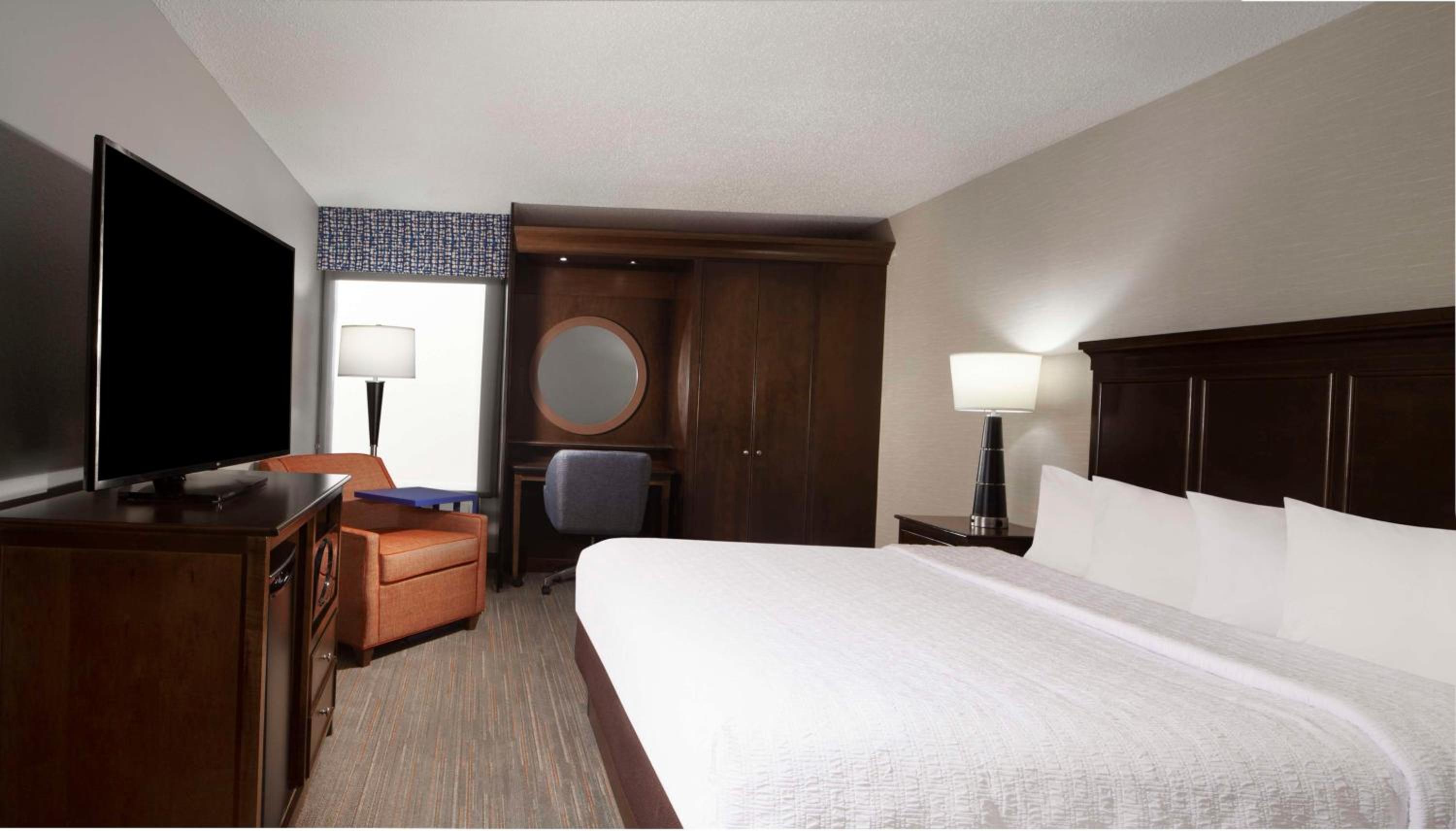 King Room with King Bed - Non-Smoking - Photo 2