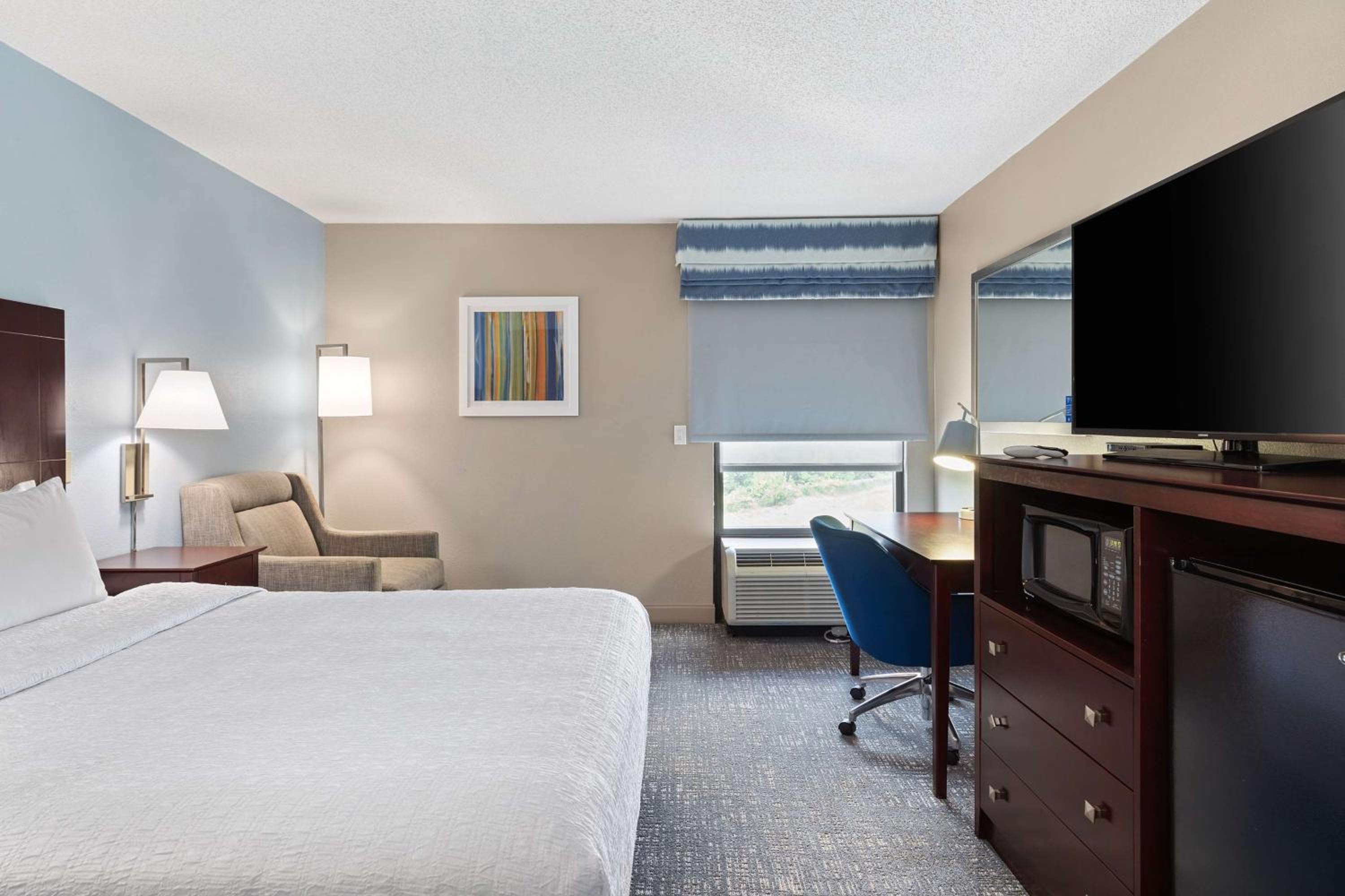 Queen Room with Mobility Access/Non-Smoking - Photo 1