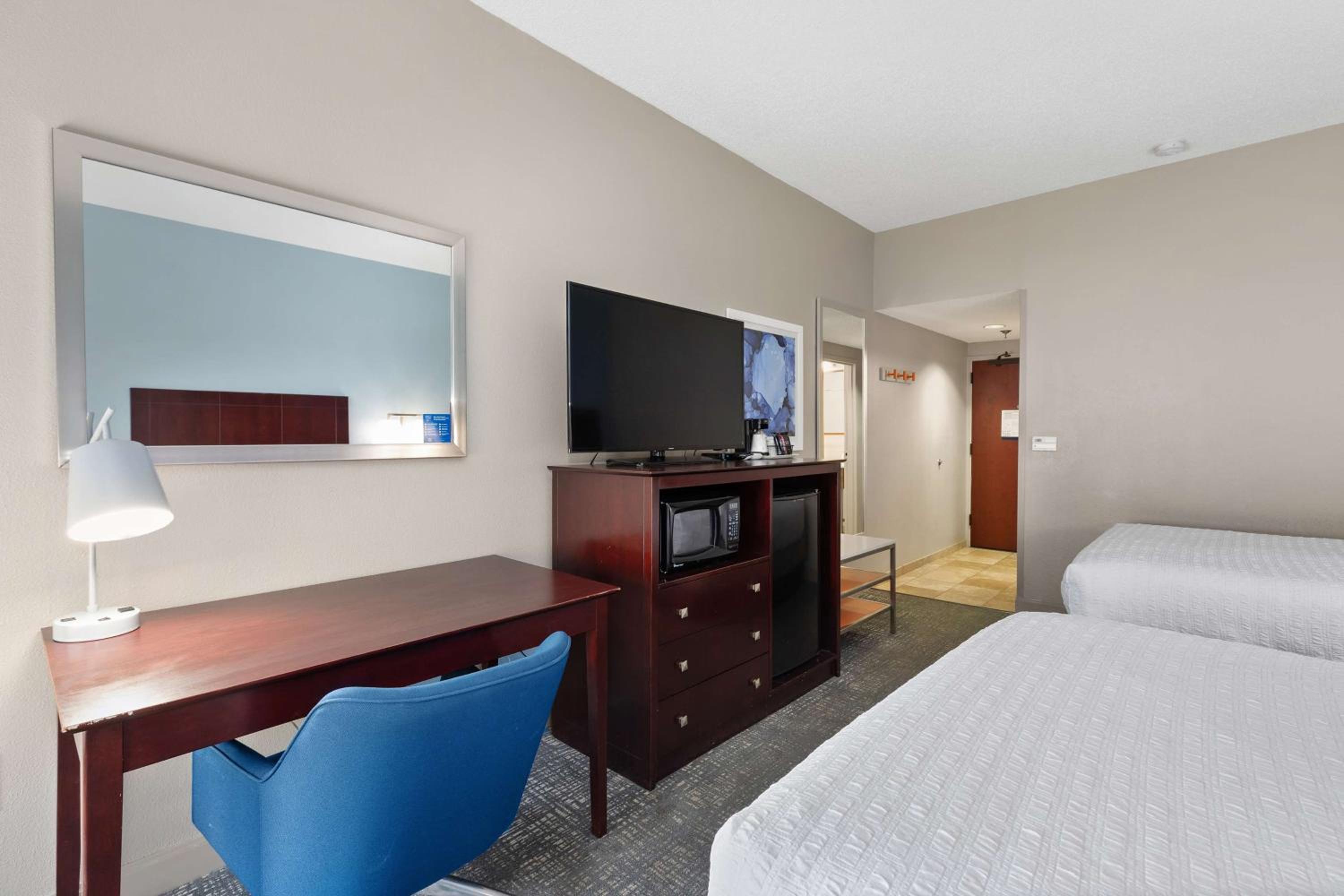 Queen Room with Two Queen Beds - Photo 3