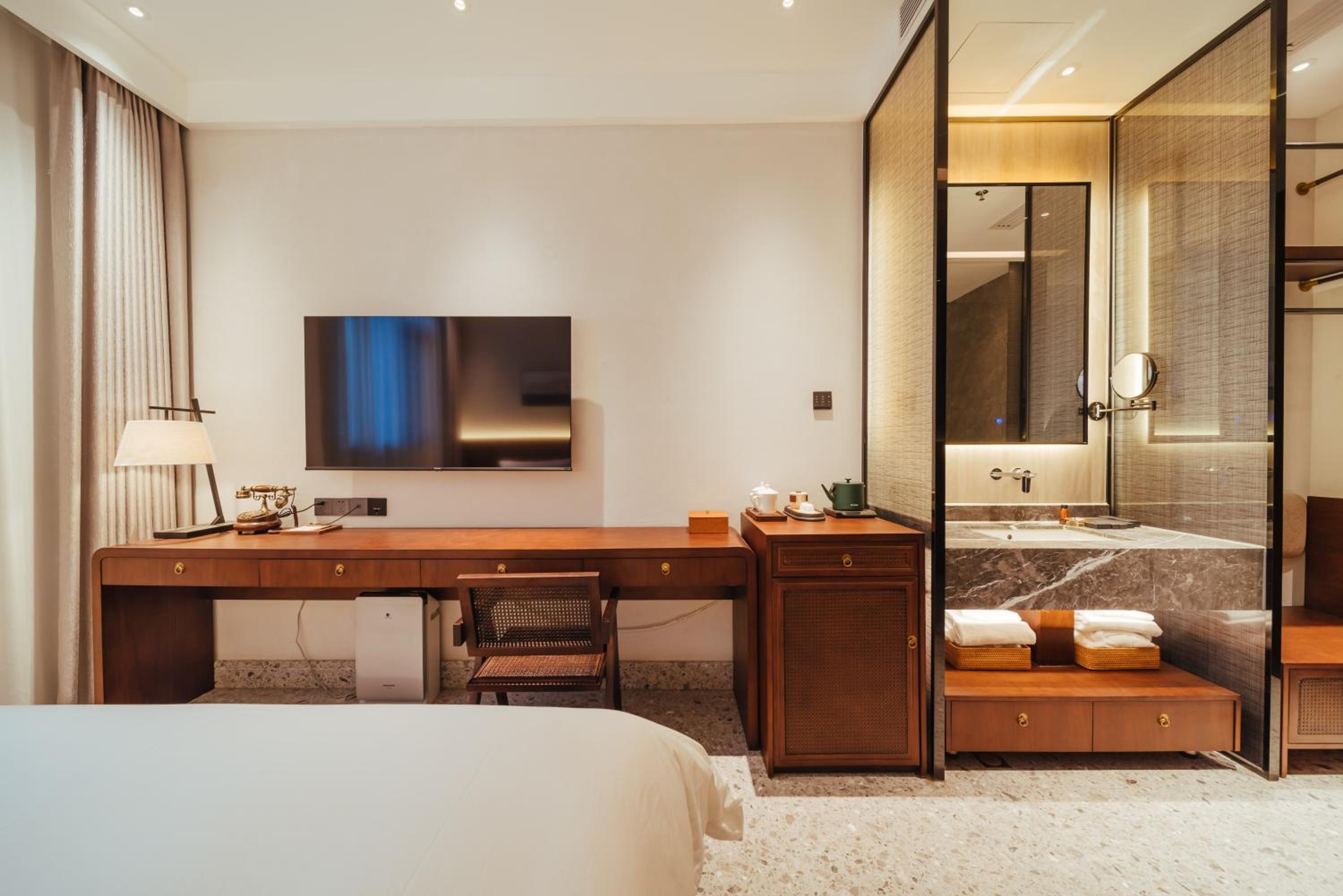 Sunny Queen Room