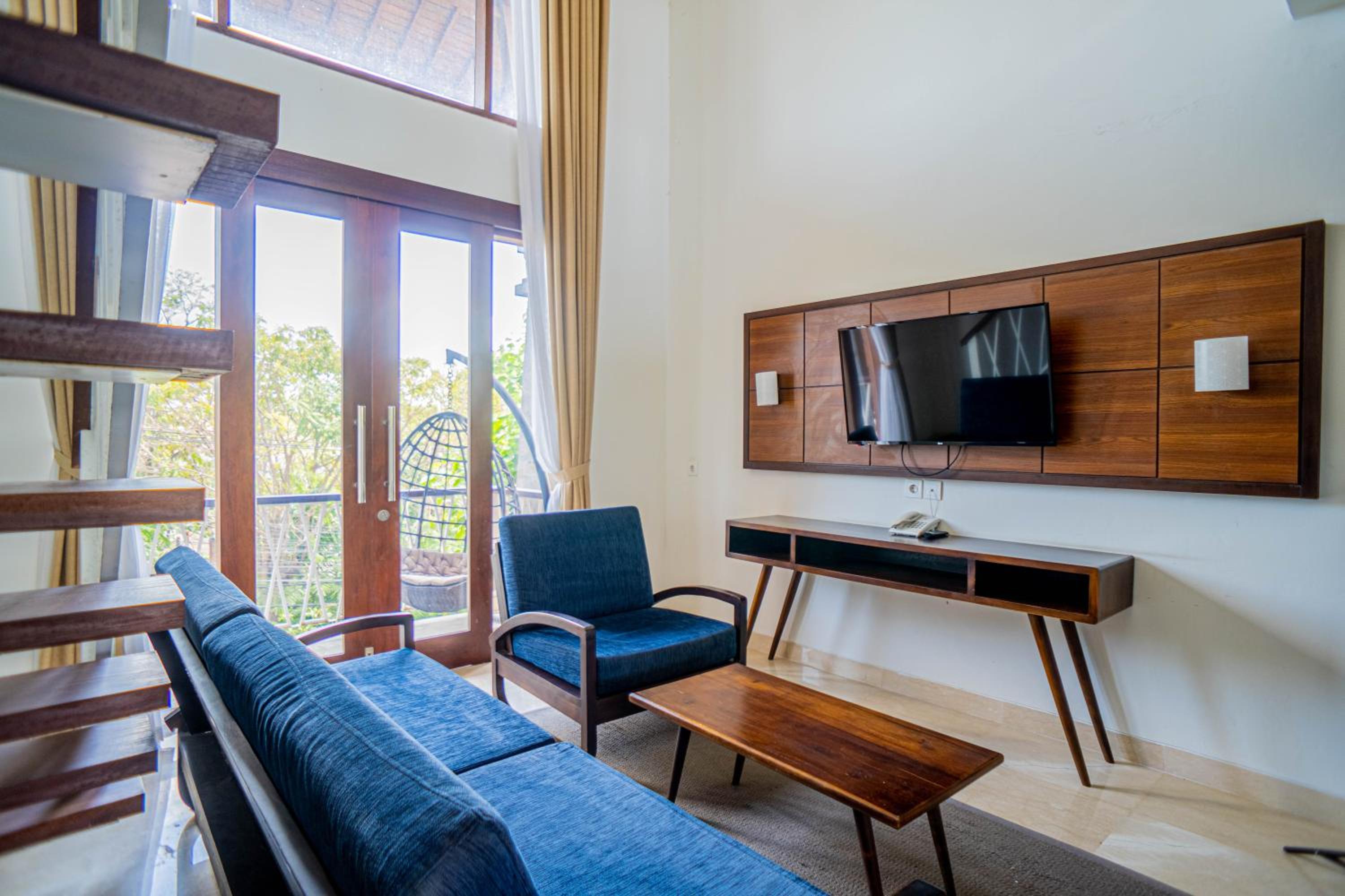 One Bedroom Duplex with Living Room - Photo 4