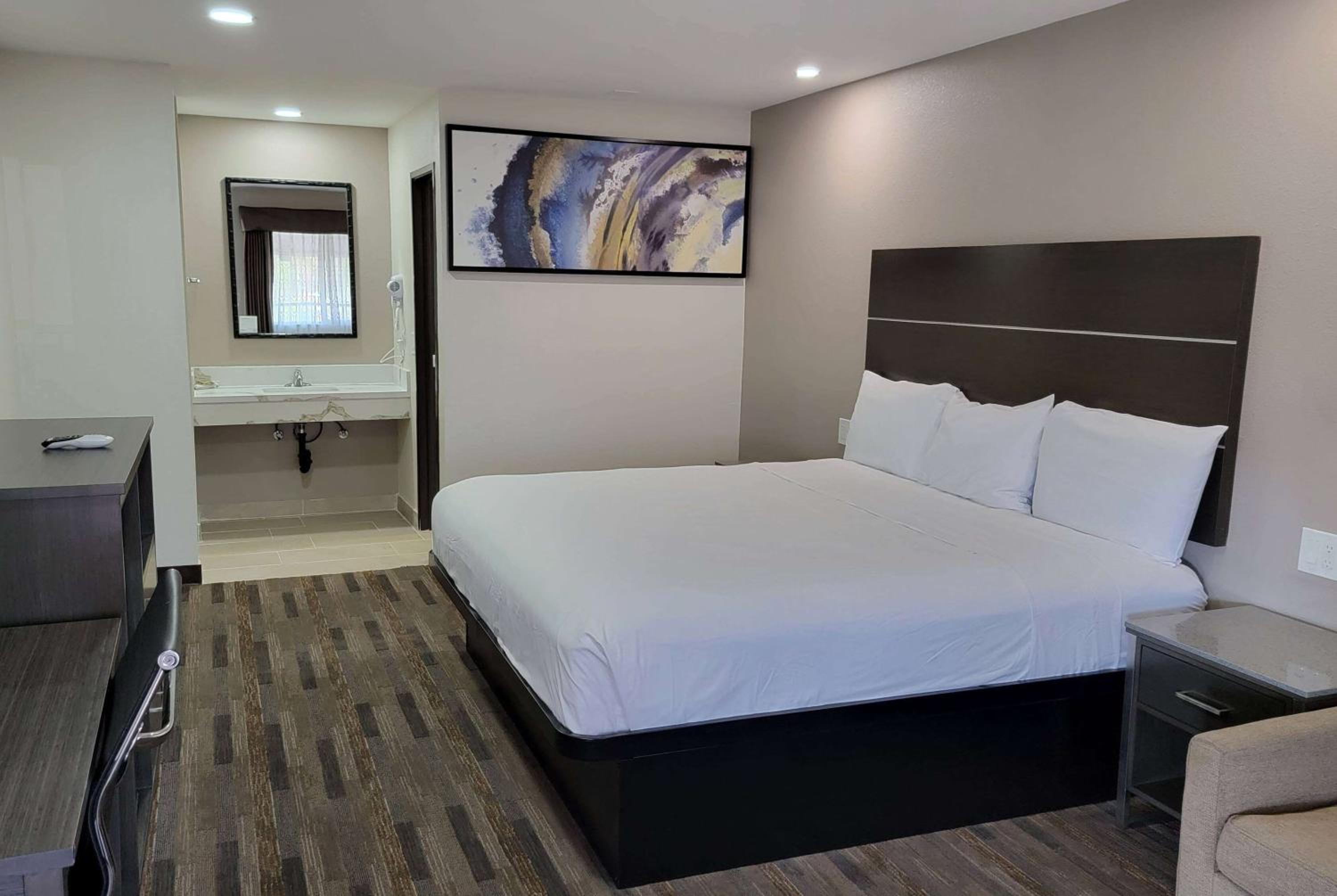 King Room with Roll-In Shower - Mobility Access/Non-Smoking photo 3