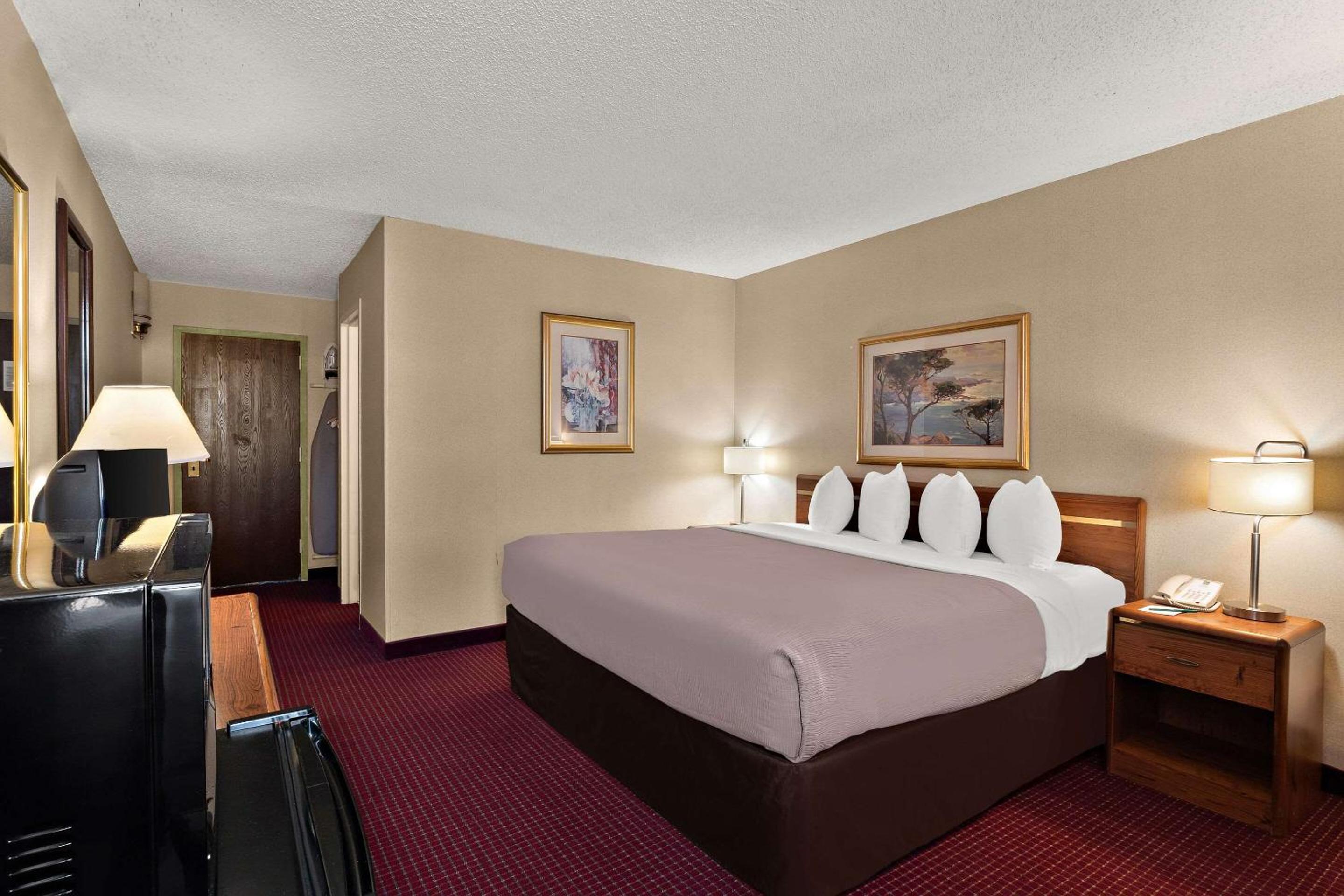 King Room - Non-Smoking - Photo 2