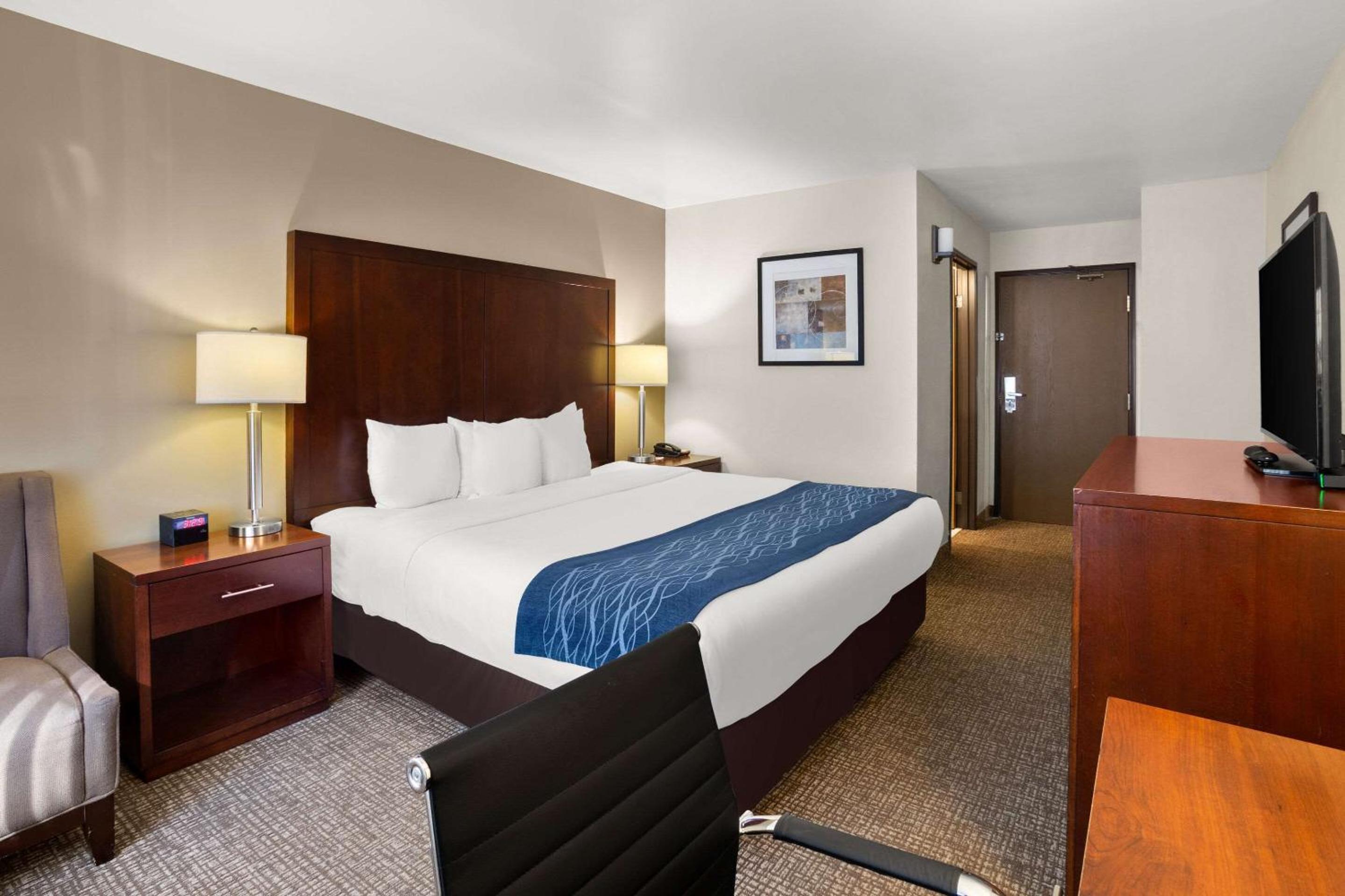 King Room - Non-Smoking - Photo 5