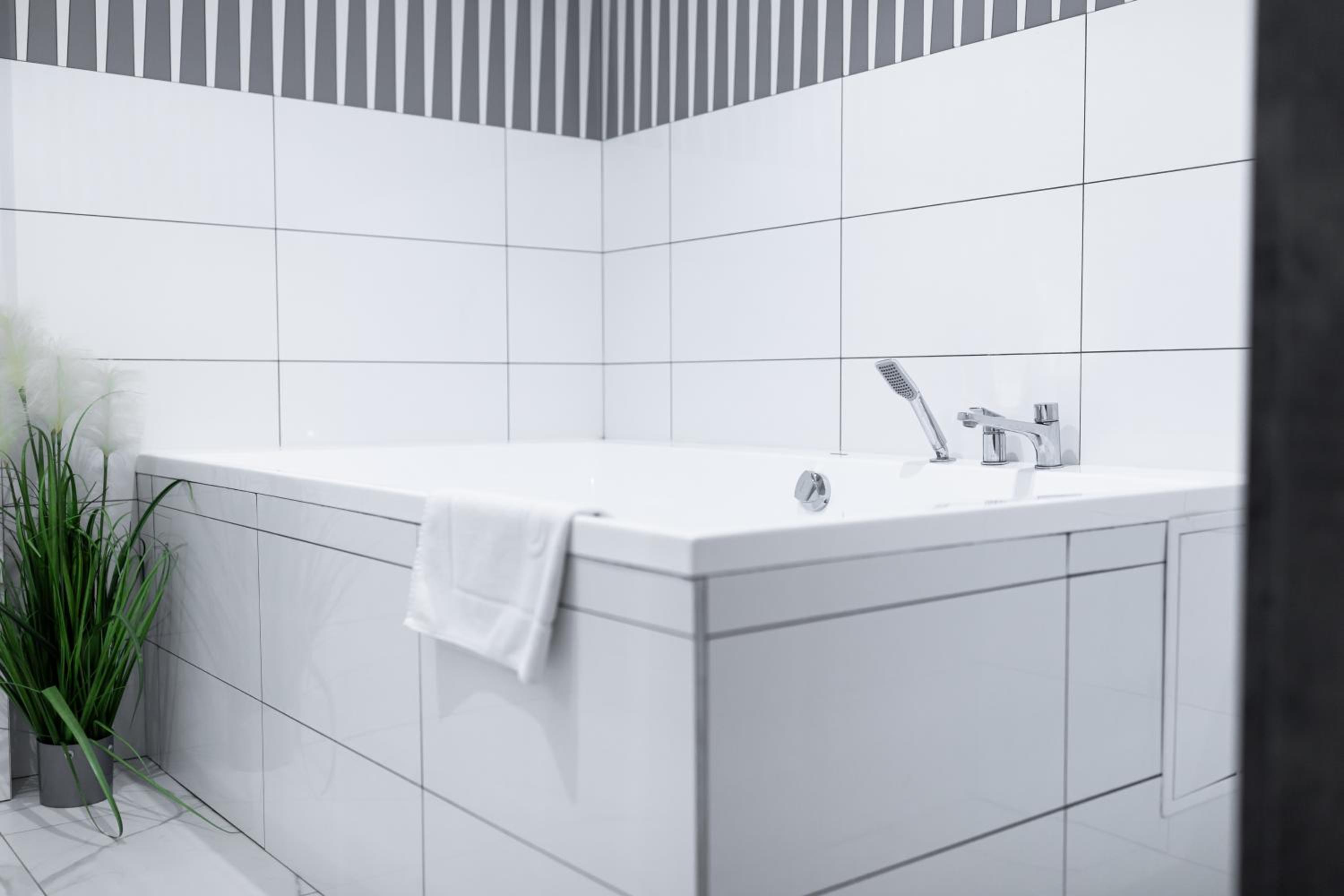 Deluxe Double Room with Bath - Photo 3
