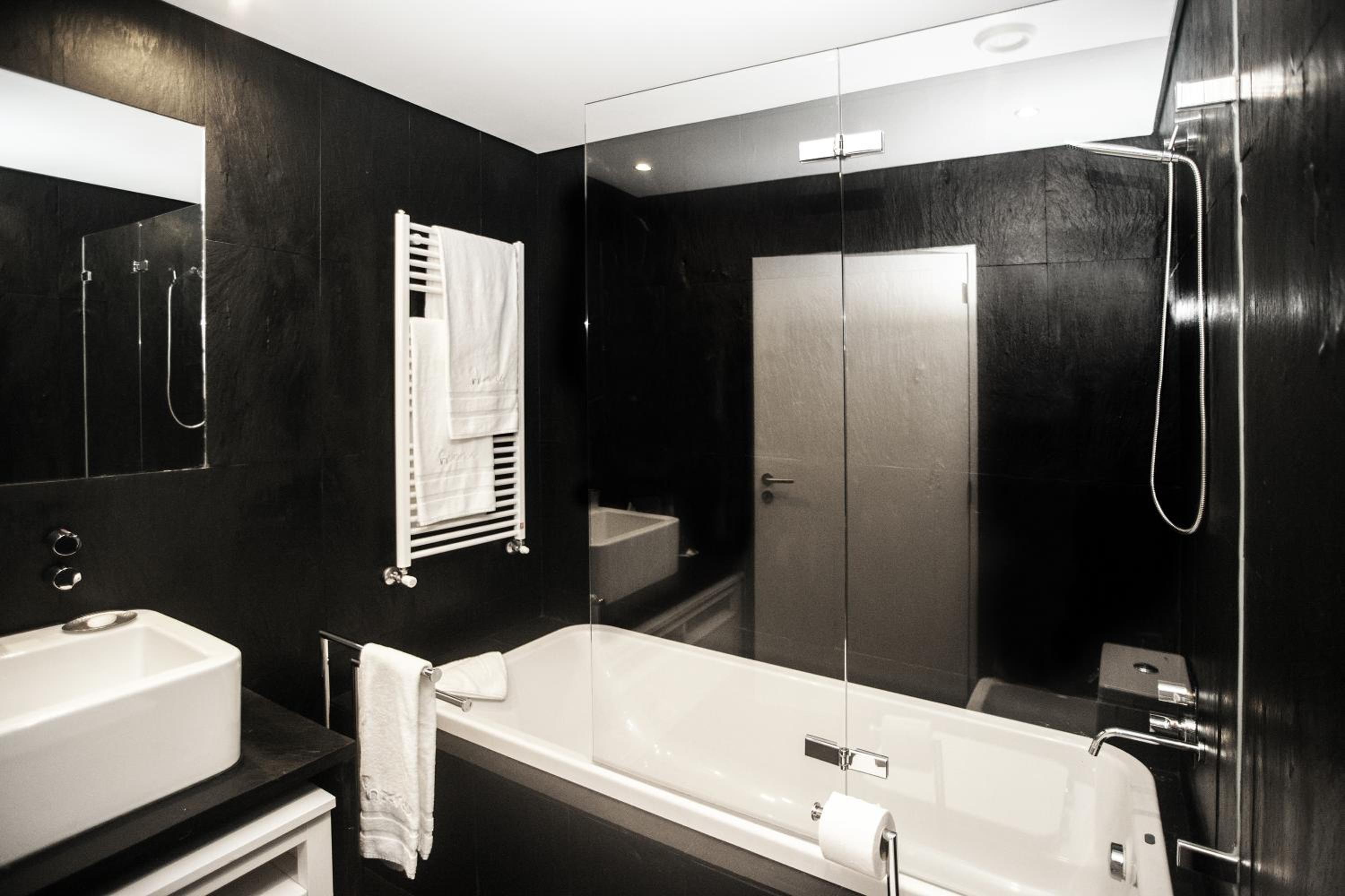 Double Room with Balcony - Photo 9