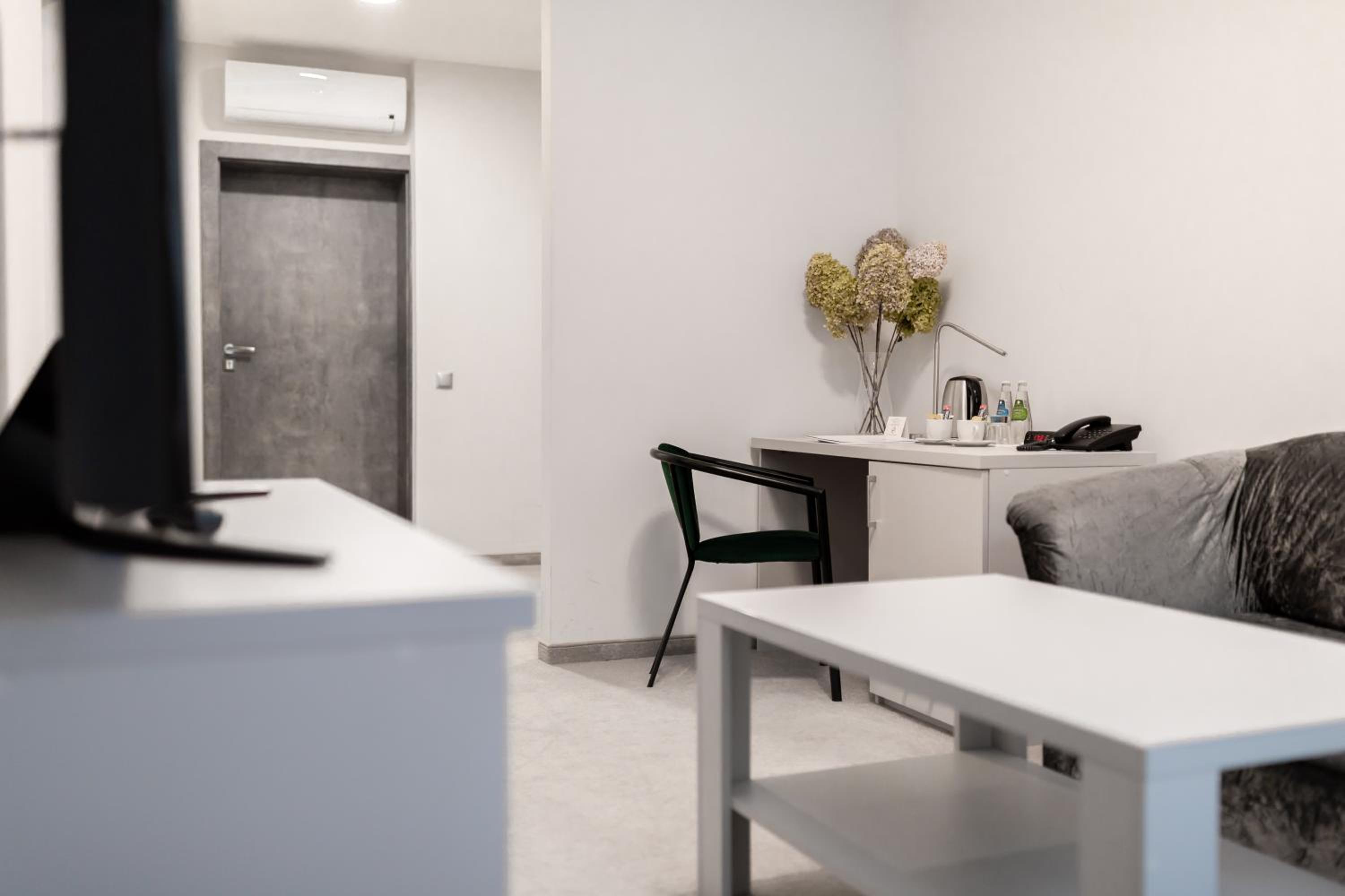 Deluxe Double Room with Bath - Photo 7