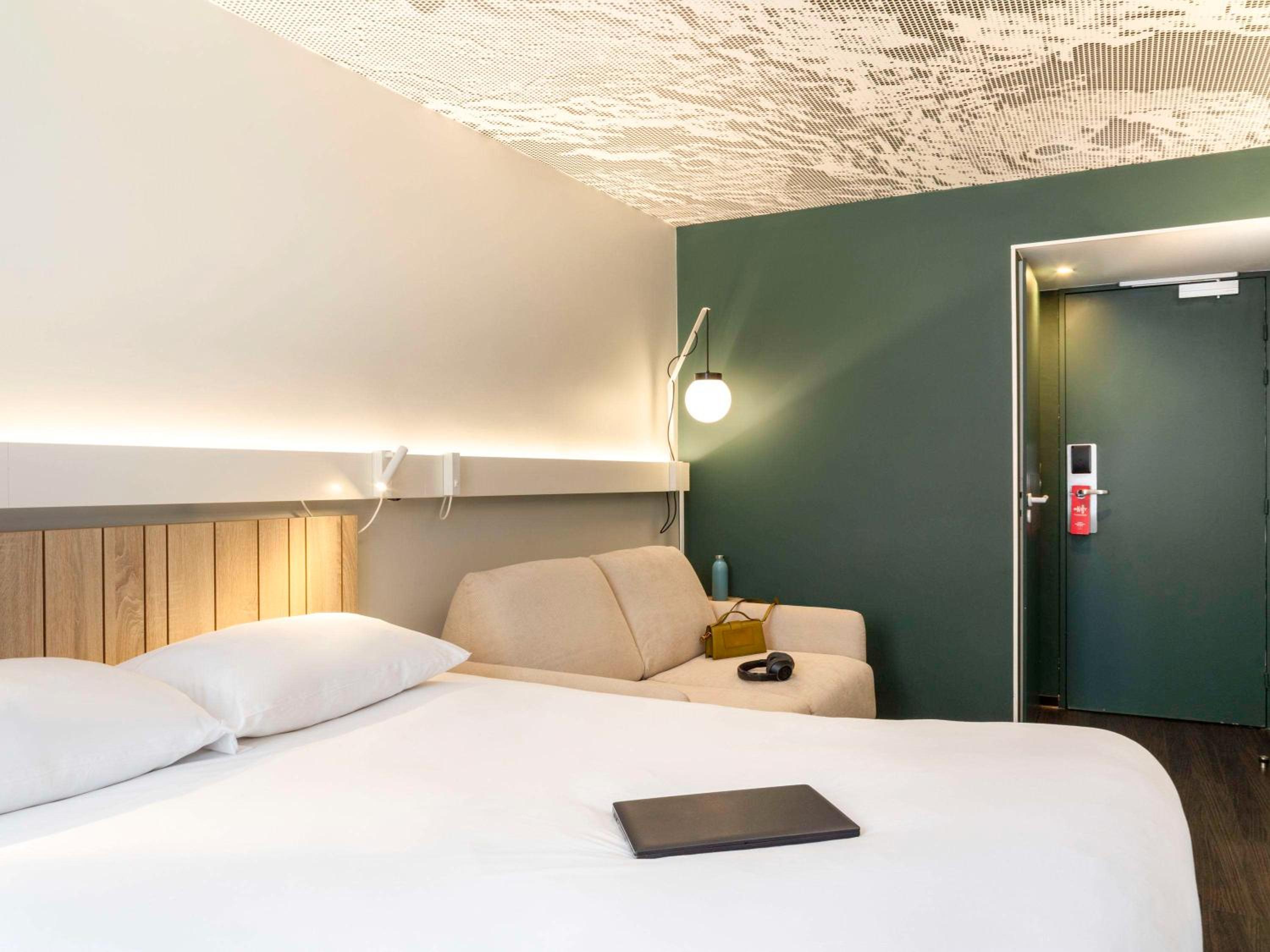 Standard Room with Two Double Beds thumbnail 5