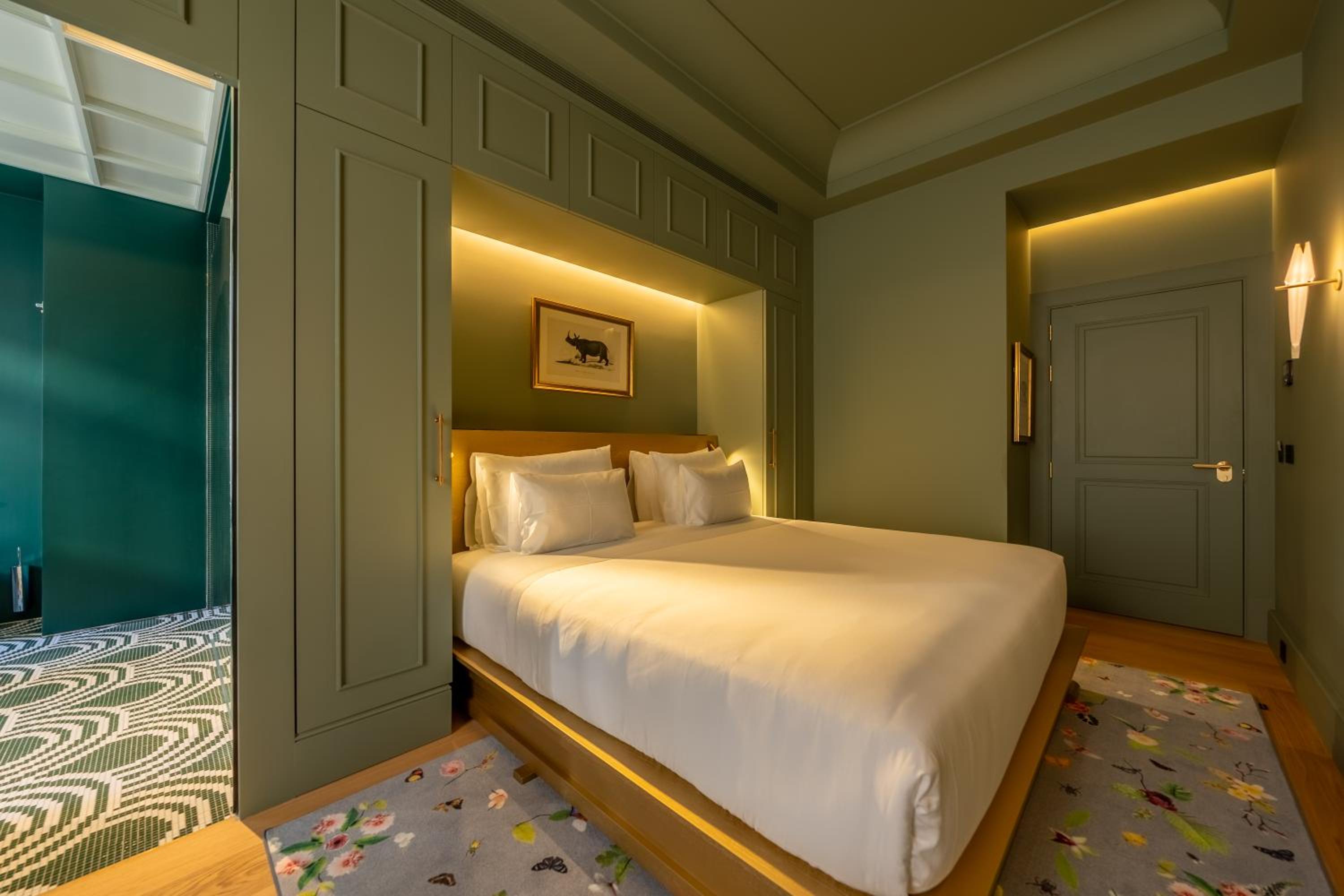 Deluxe Double Room with City View - Photo 6
