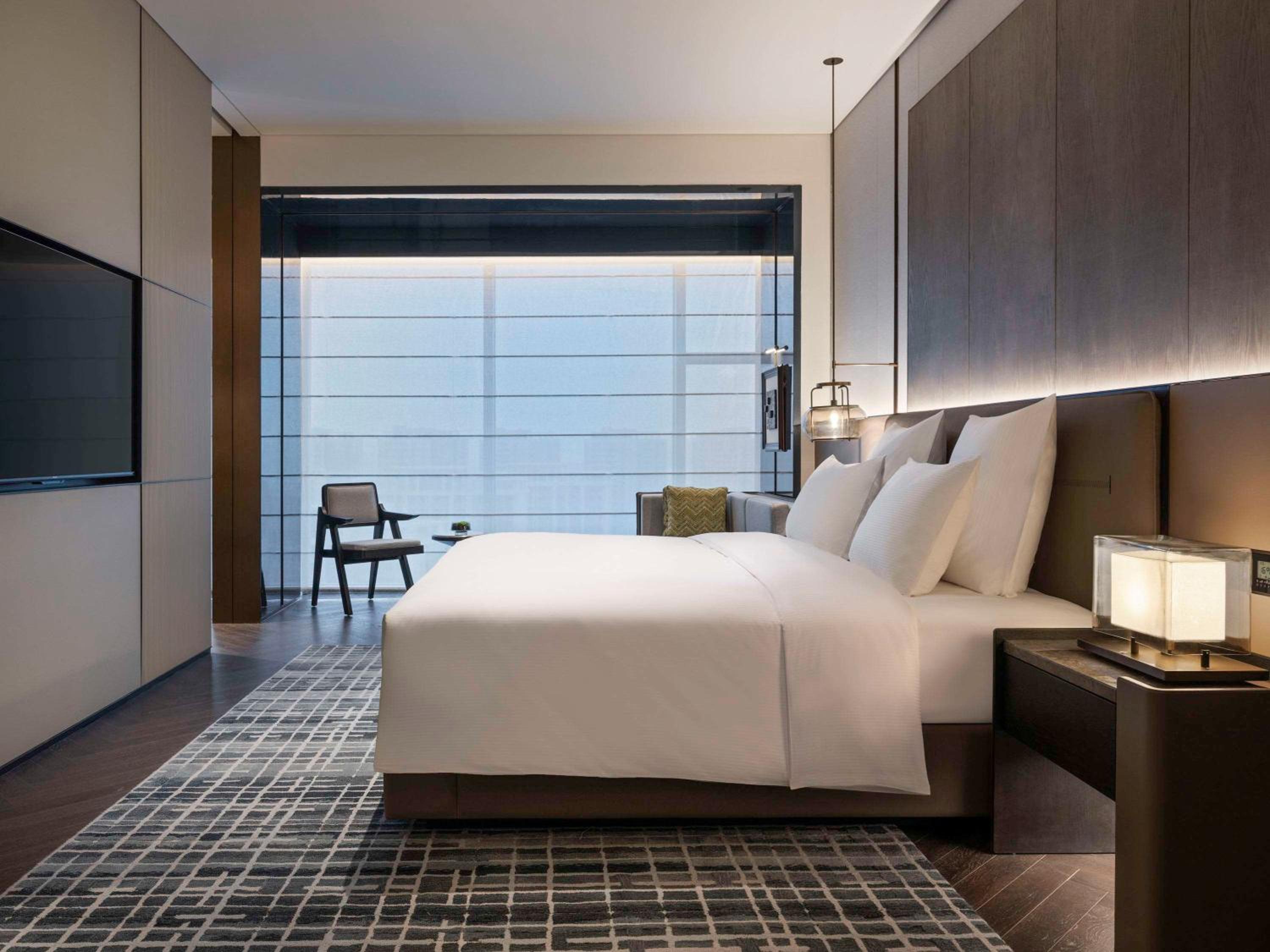 Deluxe King Suite with City View
