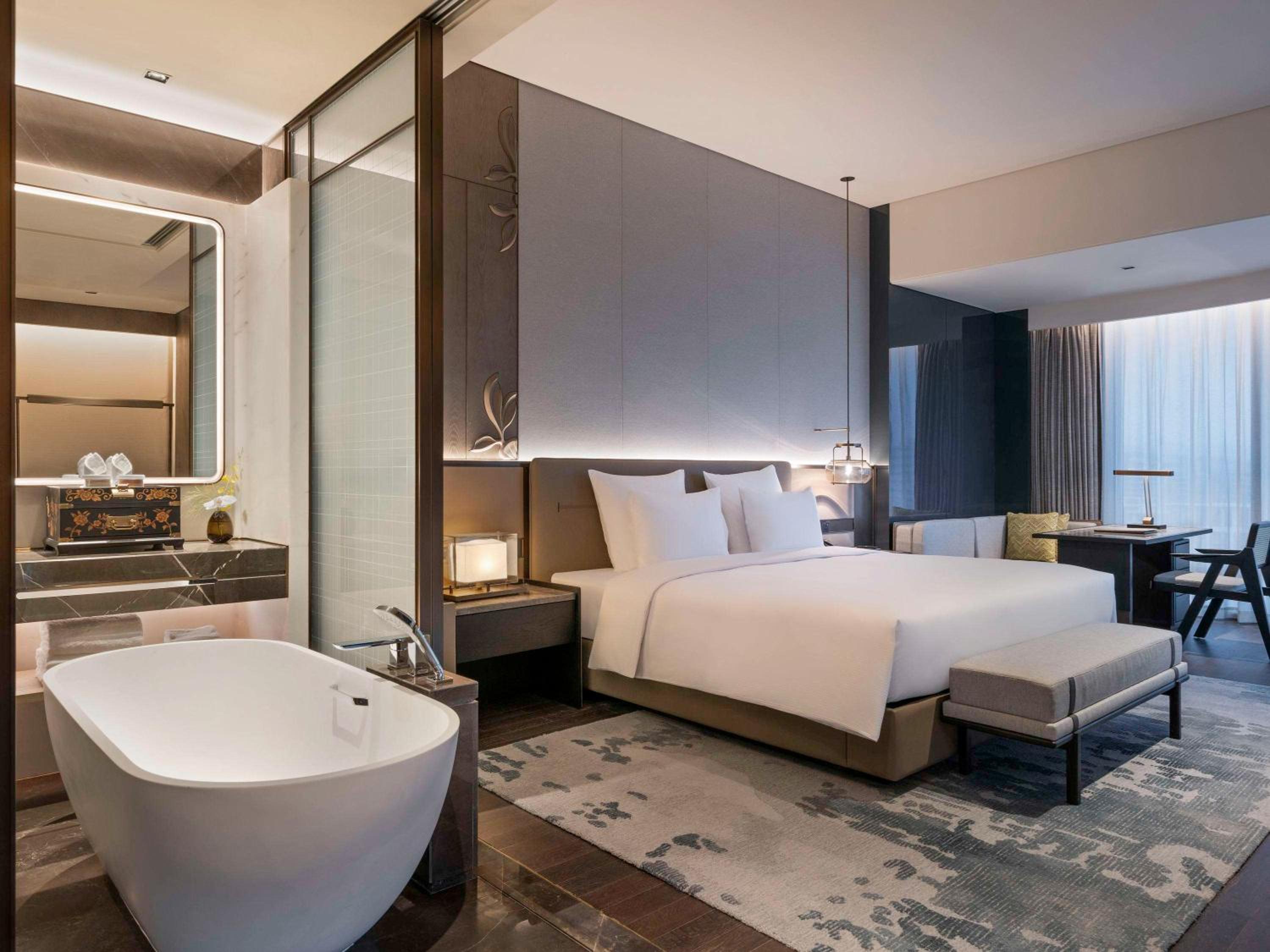 Deluxe King Room with City View