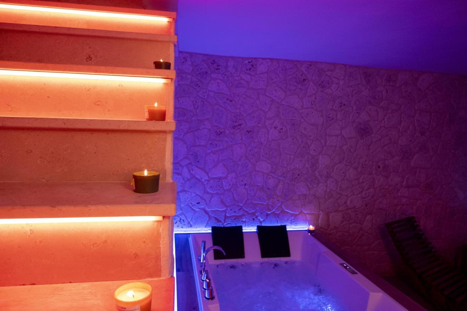 Deluxe Suite with Spa Bath photo 2