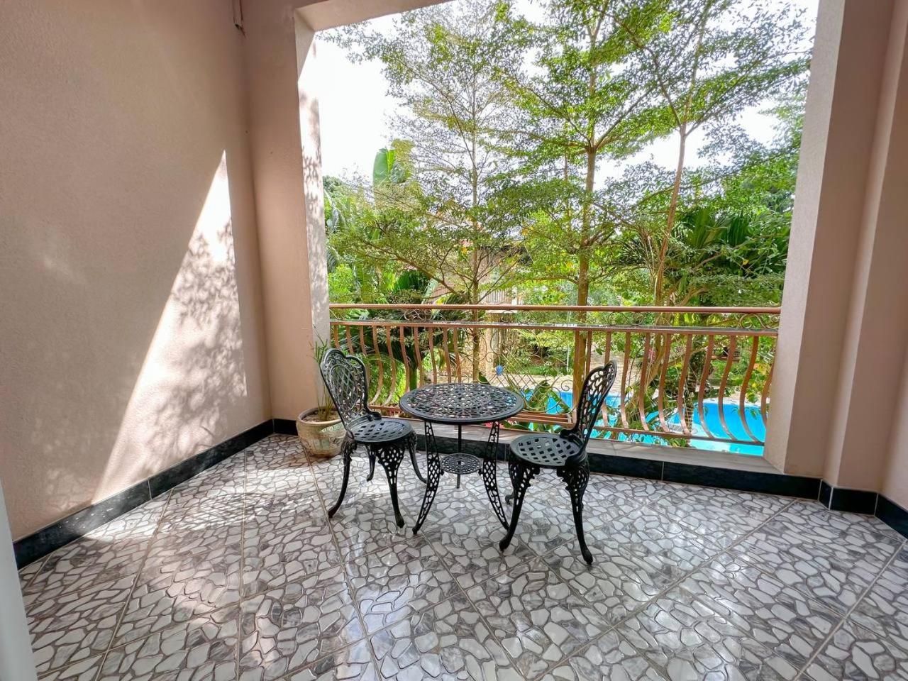 Family Room with Balcony photo 3