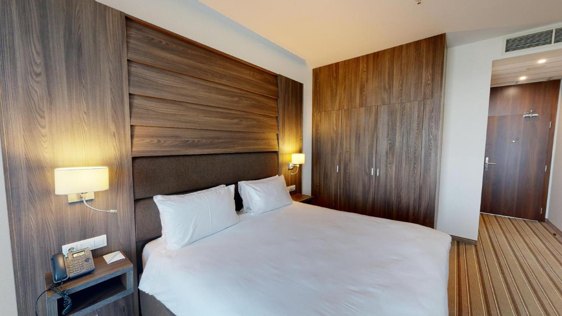 Deluxe Queen Room with Complimentary Water, Free WiFi, Free Tea and Coffee Equipment