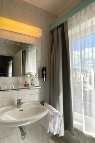 Twin Room with Private External Bathroom photo 1