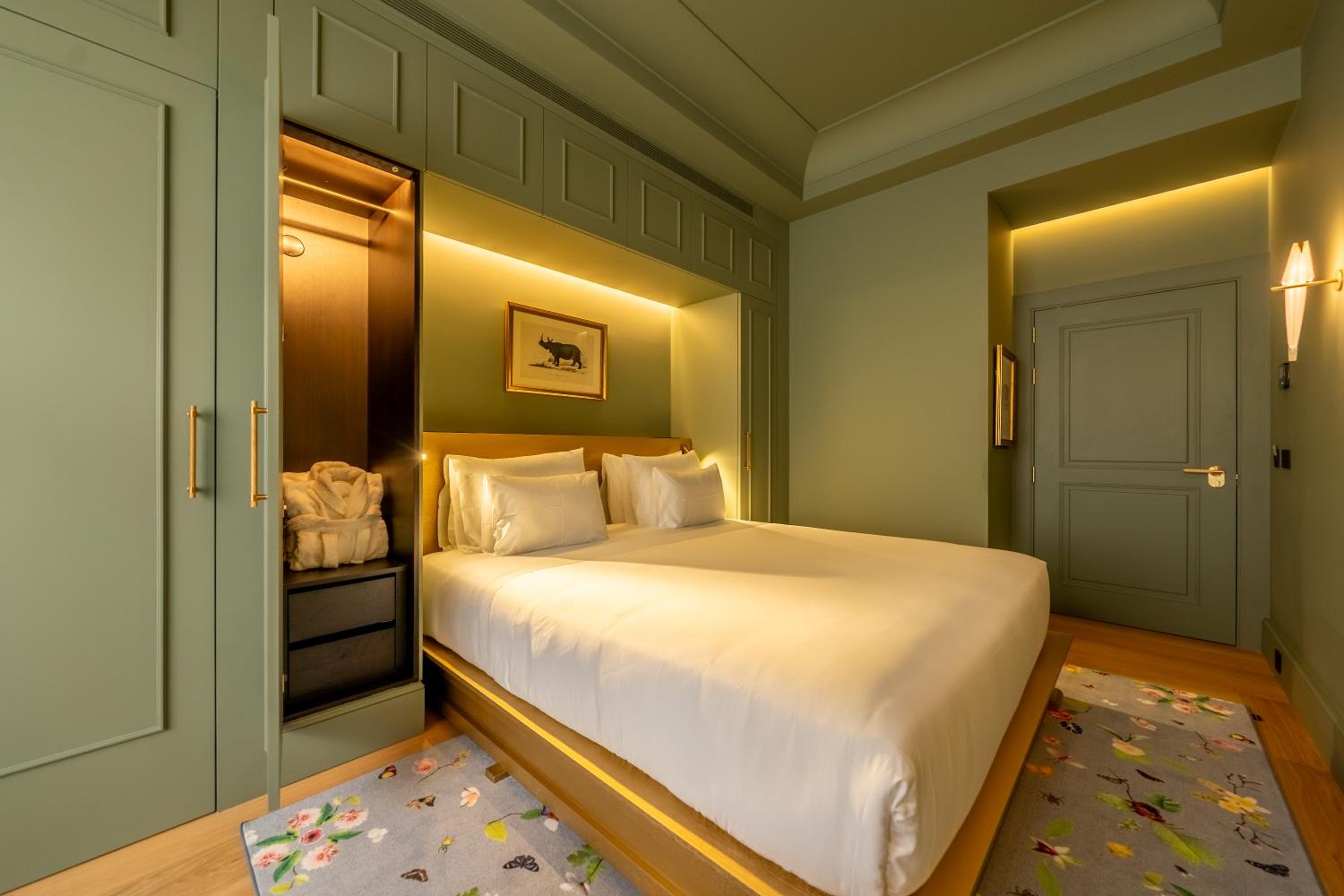 Deluxe Double Room with City View - Photo 8