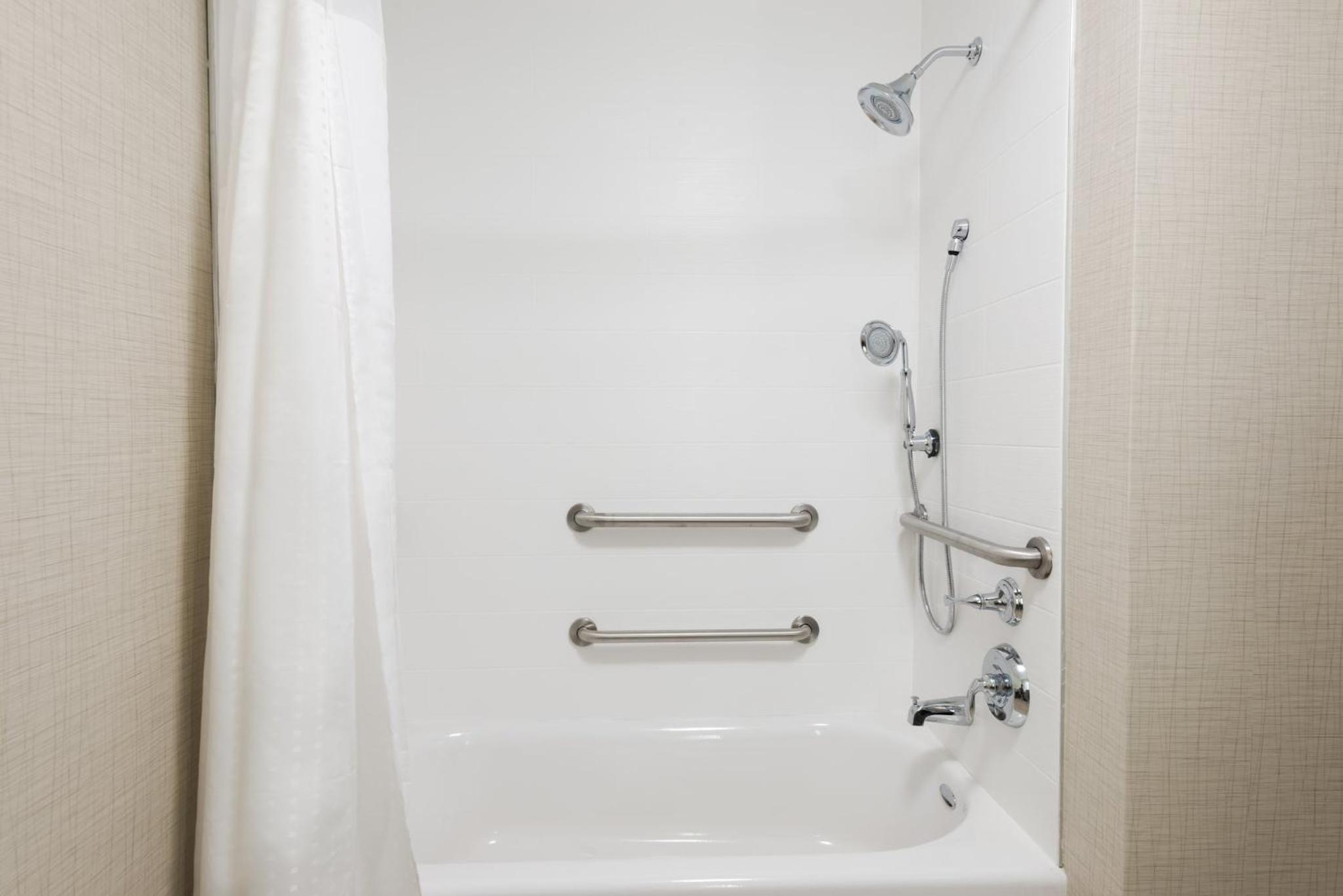 King suite with Bath Tub - hearing Accessible/Non-Smoking - Photo 5