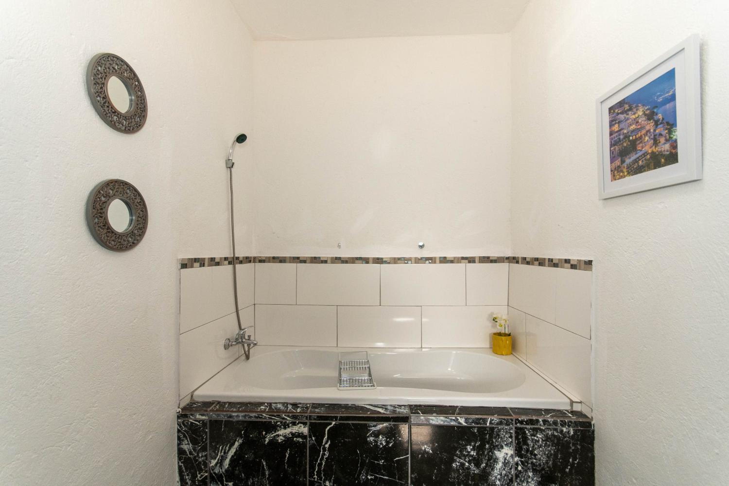 Deluxe Family Suite - Photo 4