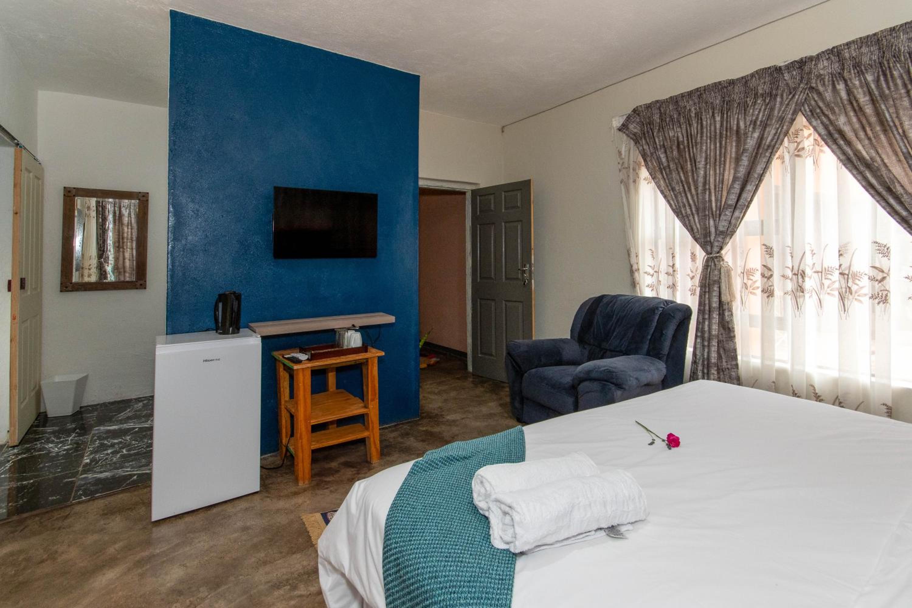Deluxe Family Suite - Photo 15