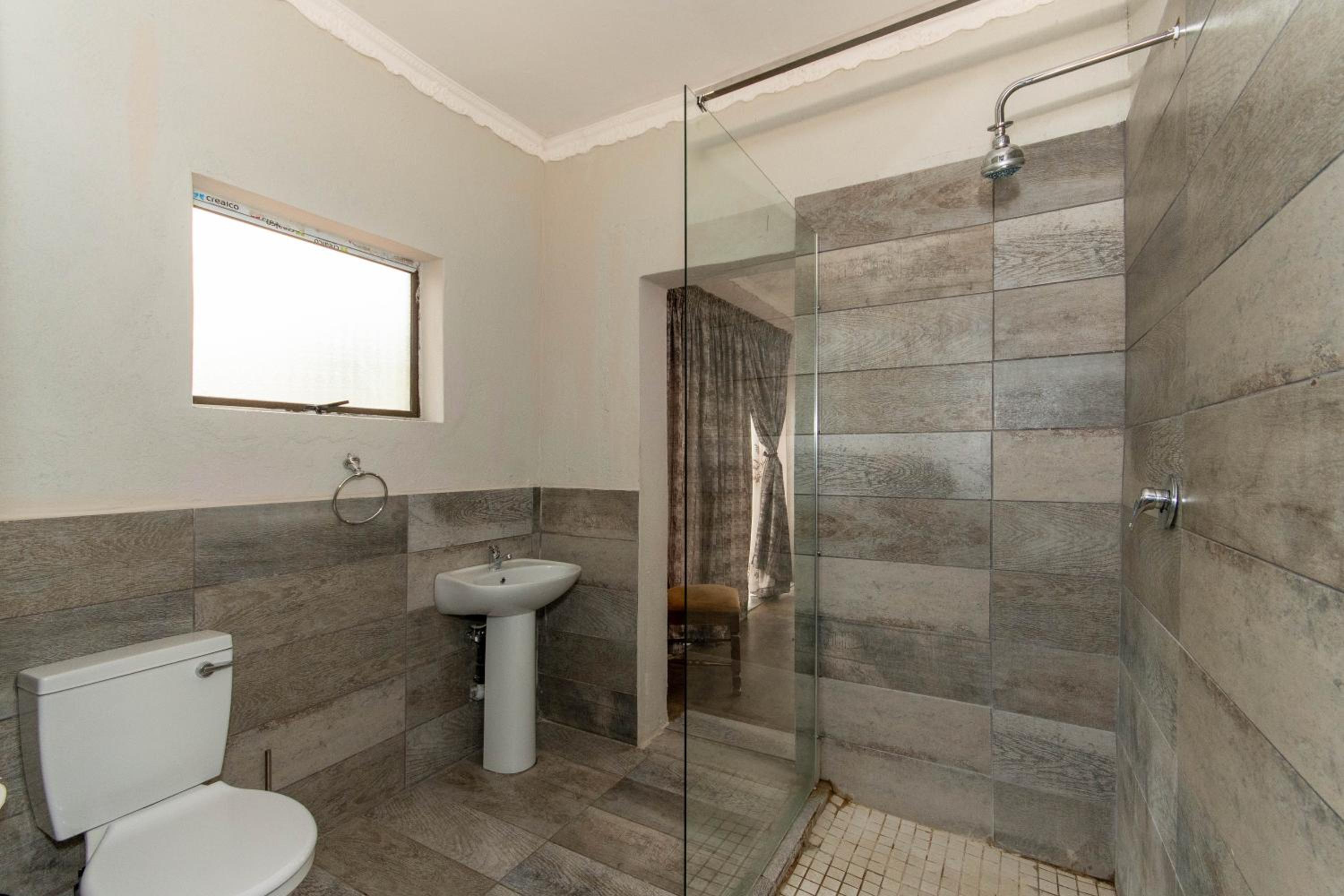 Deluxe Family Suite - Photo 16