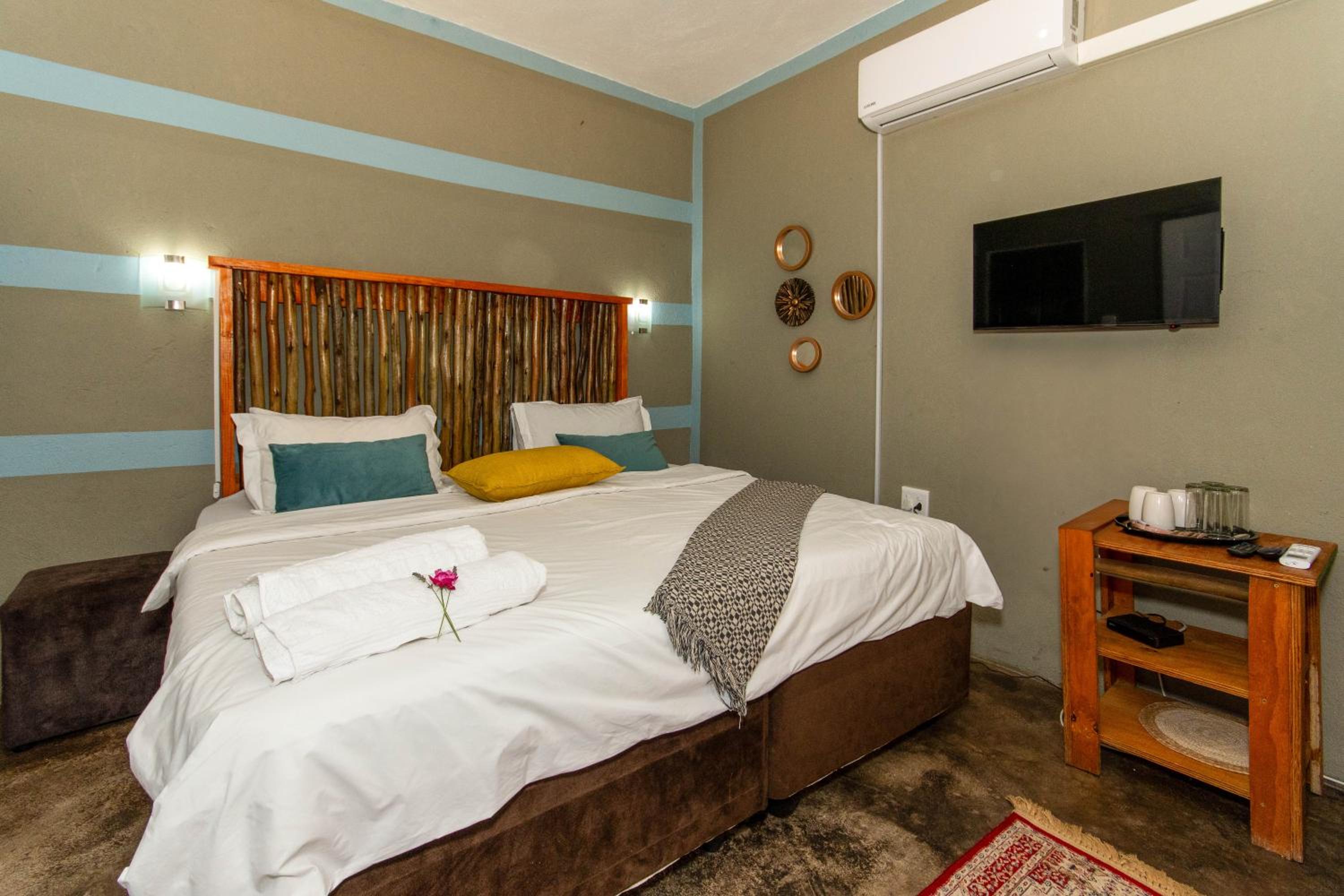 Deluxe Family Suite - Photo 18
