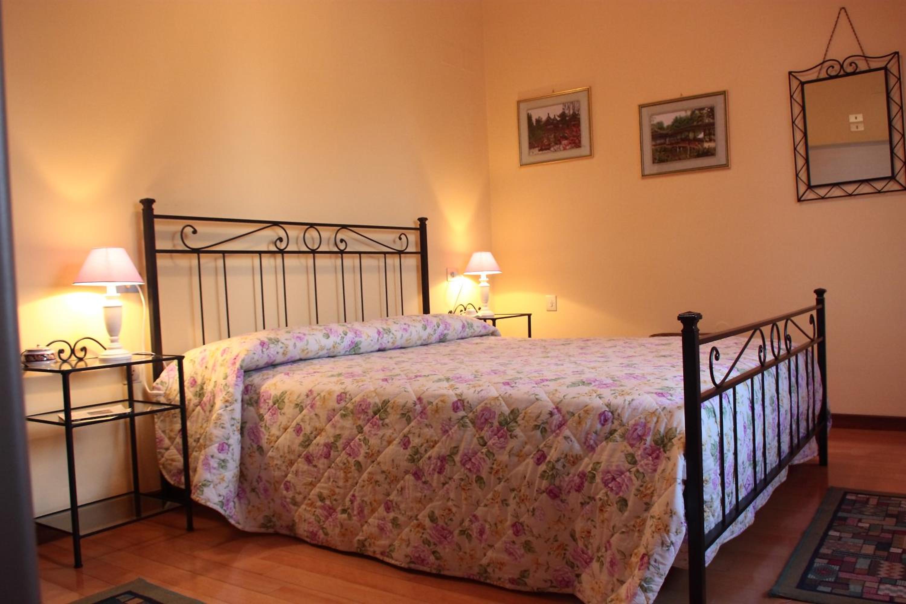 Double Room with Private External Bathroom and Balcony - Photo 3