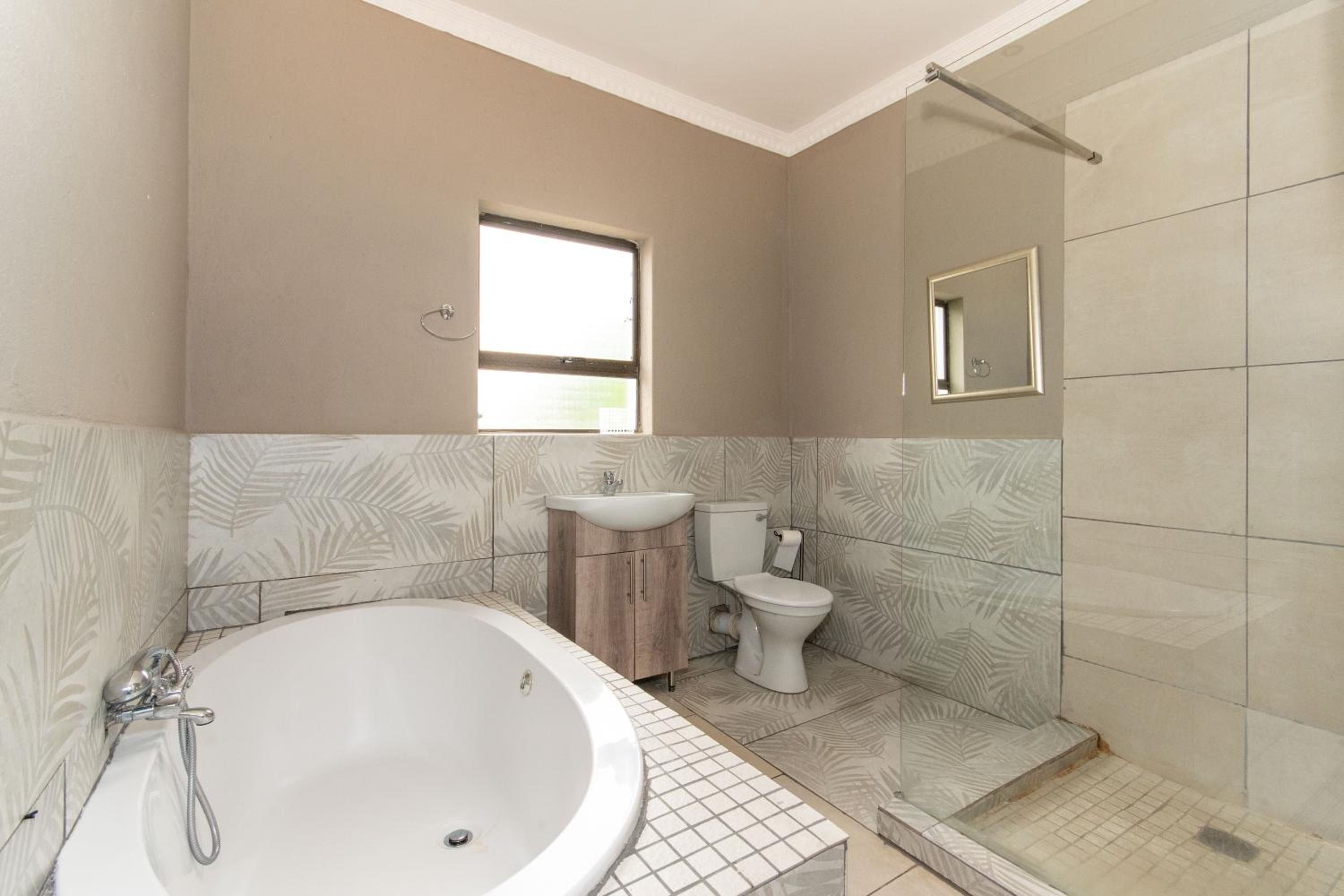 Deluxe Family Suite - Photo 19