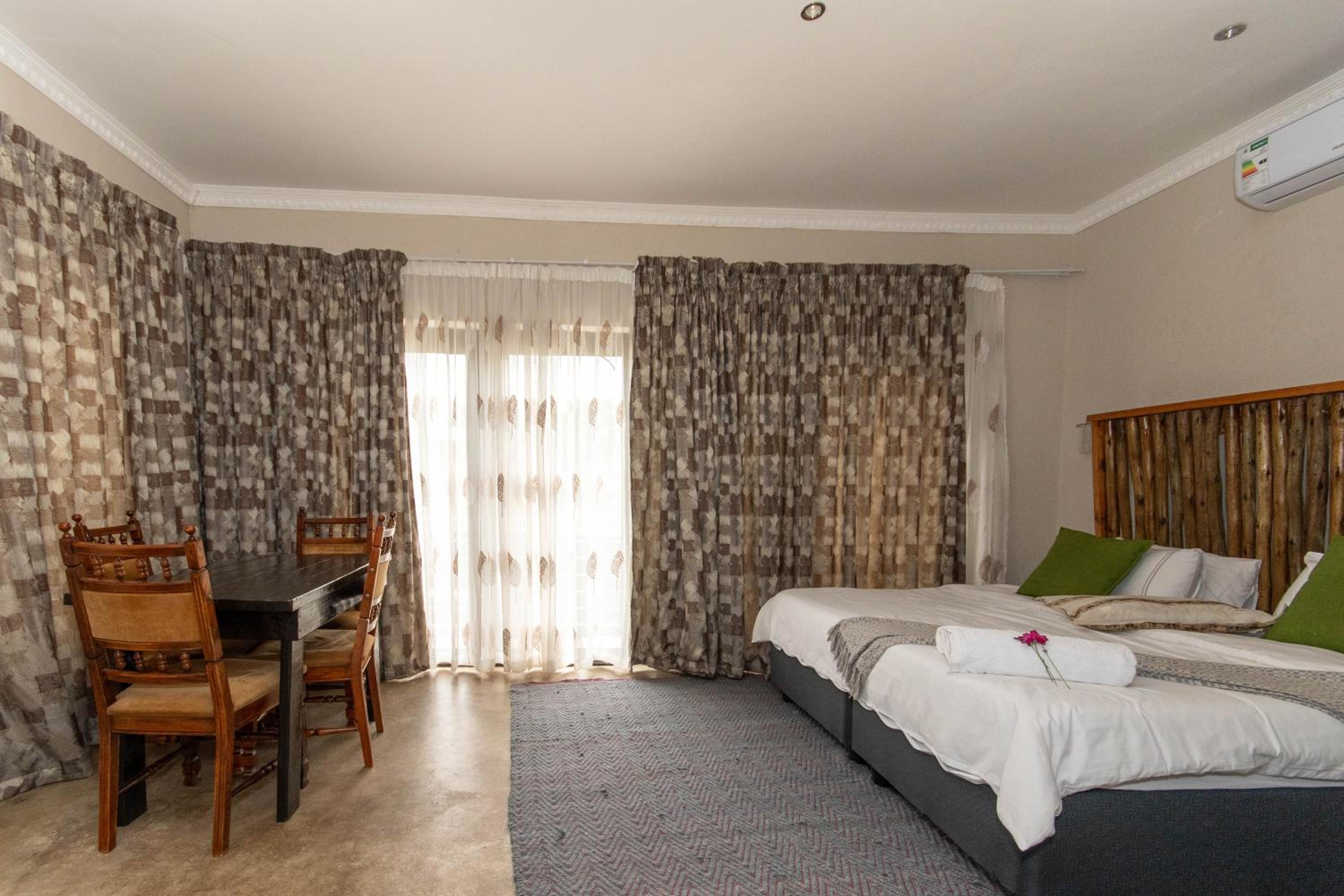 Deluxe Family Suite - Photo 20