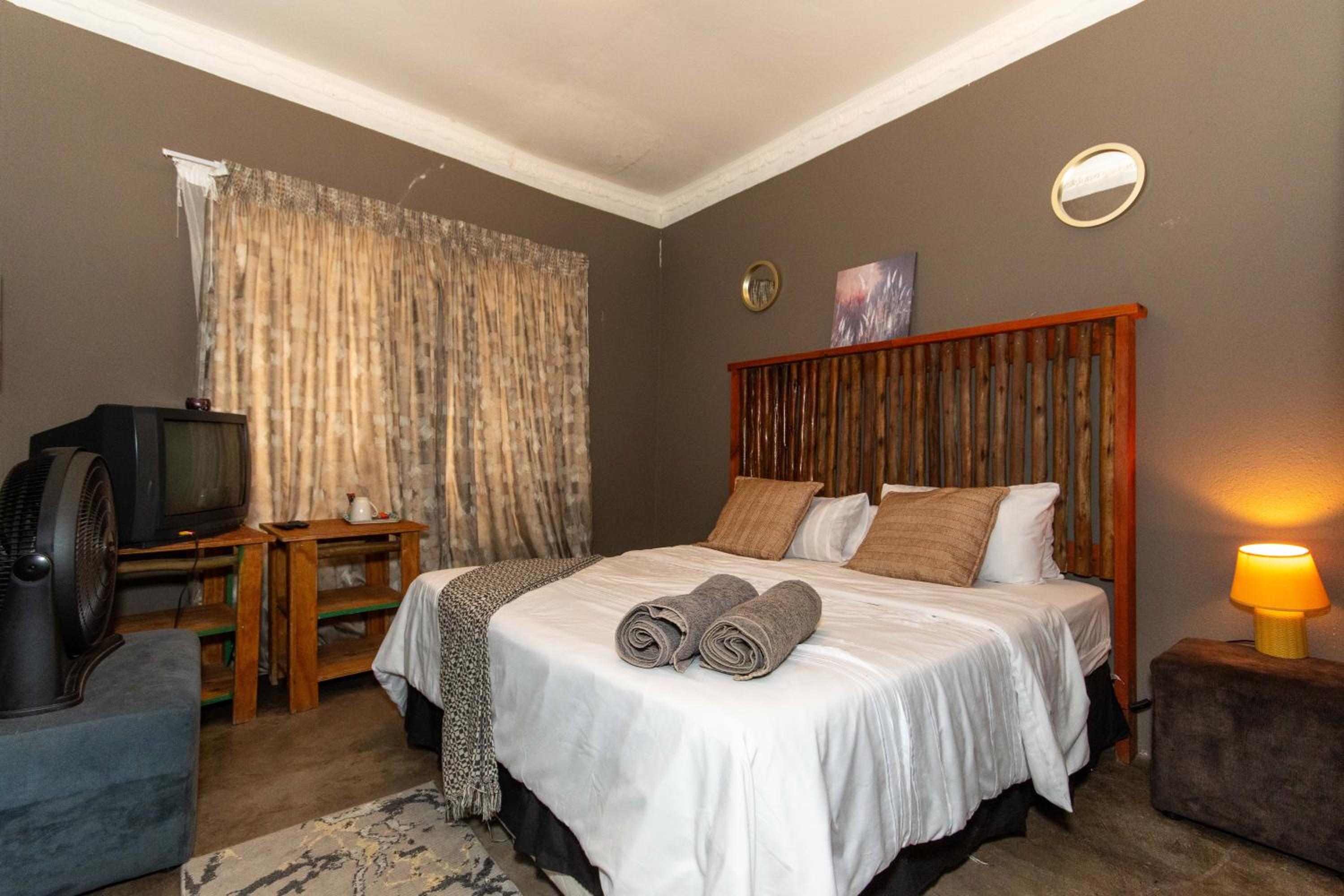 Deluxe Family Suite - Photo 21