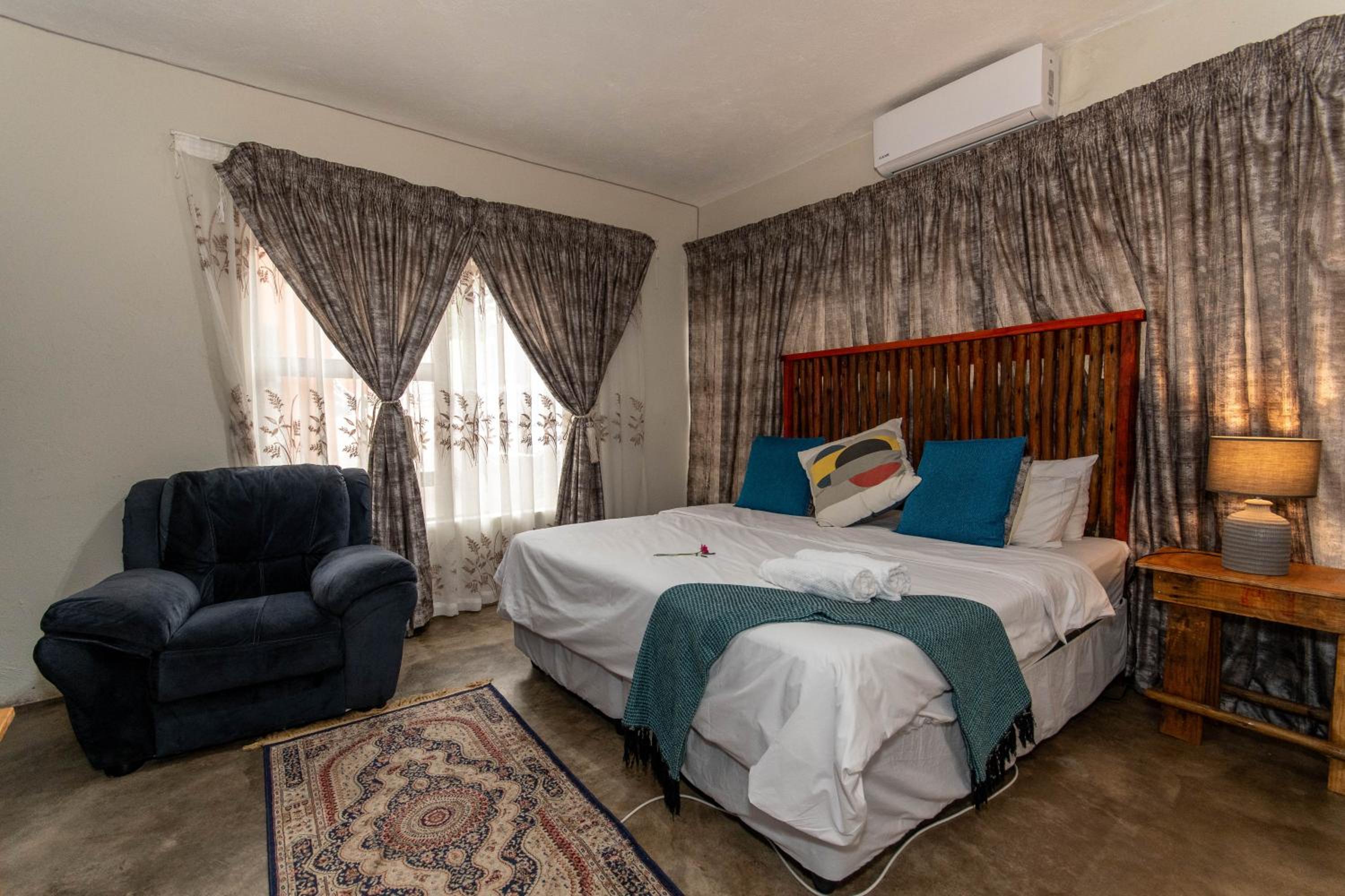 Deluxe Family Suite - Photo 23