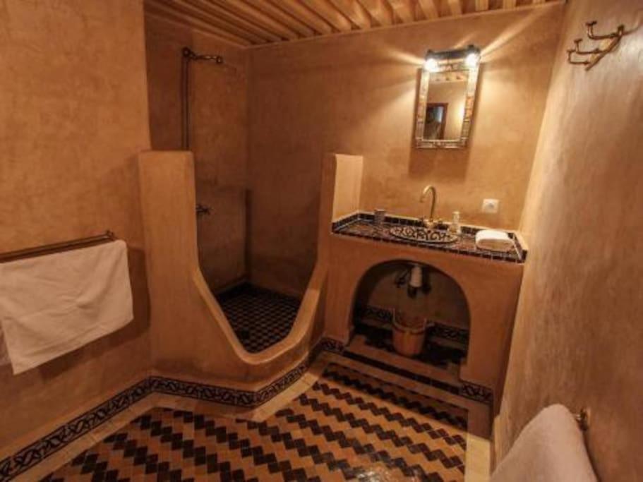 Budget Double Room - Photo 8