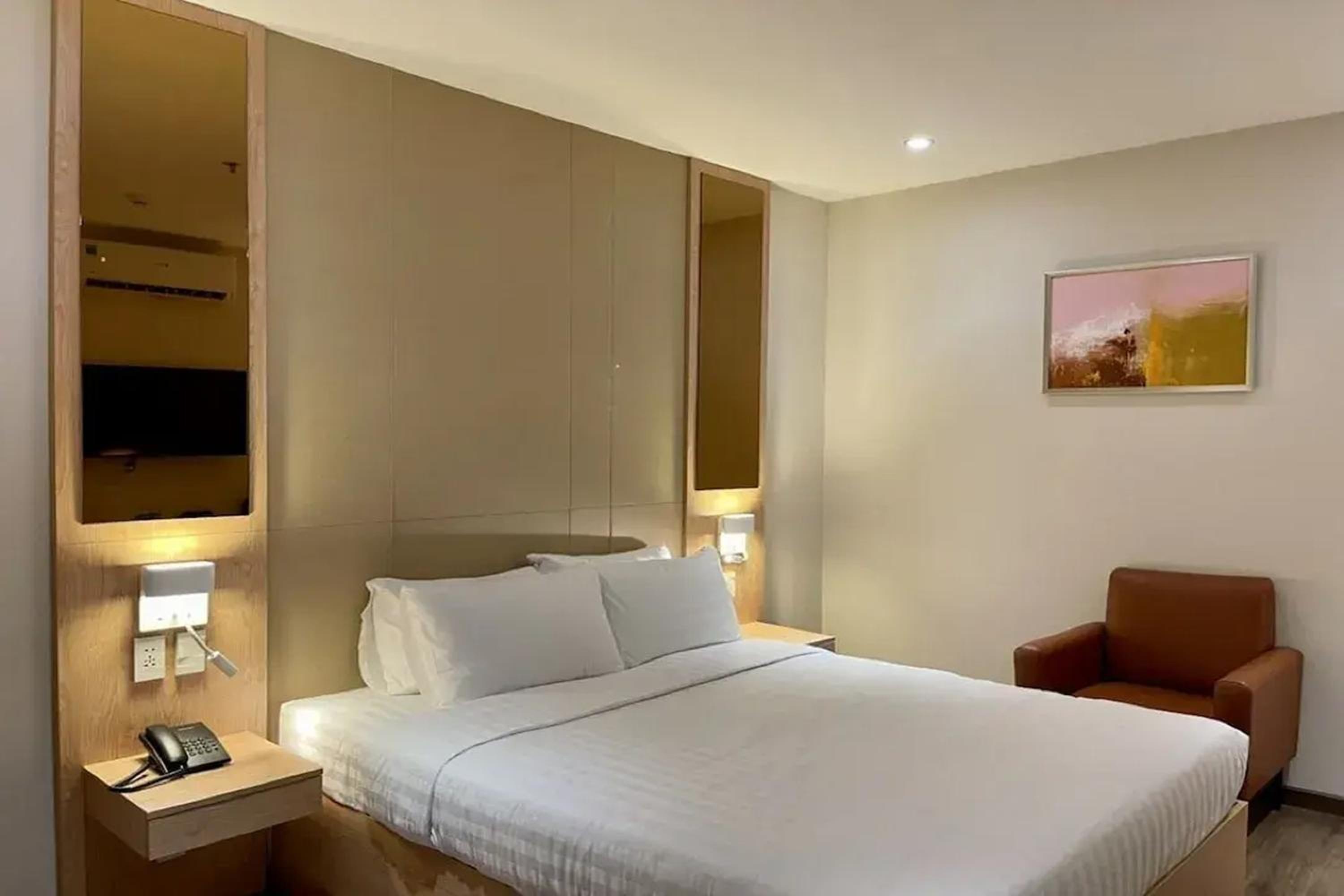Deluxe Queen Room