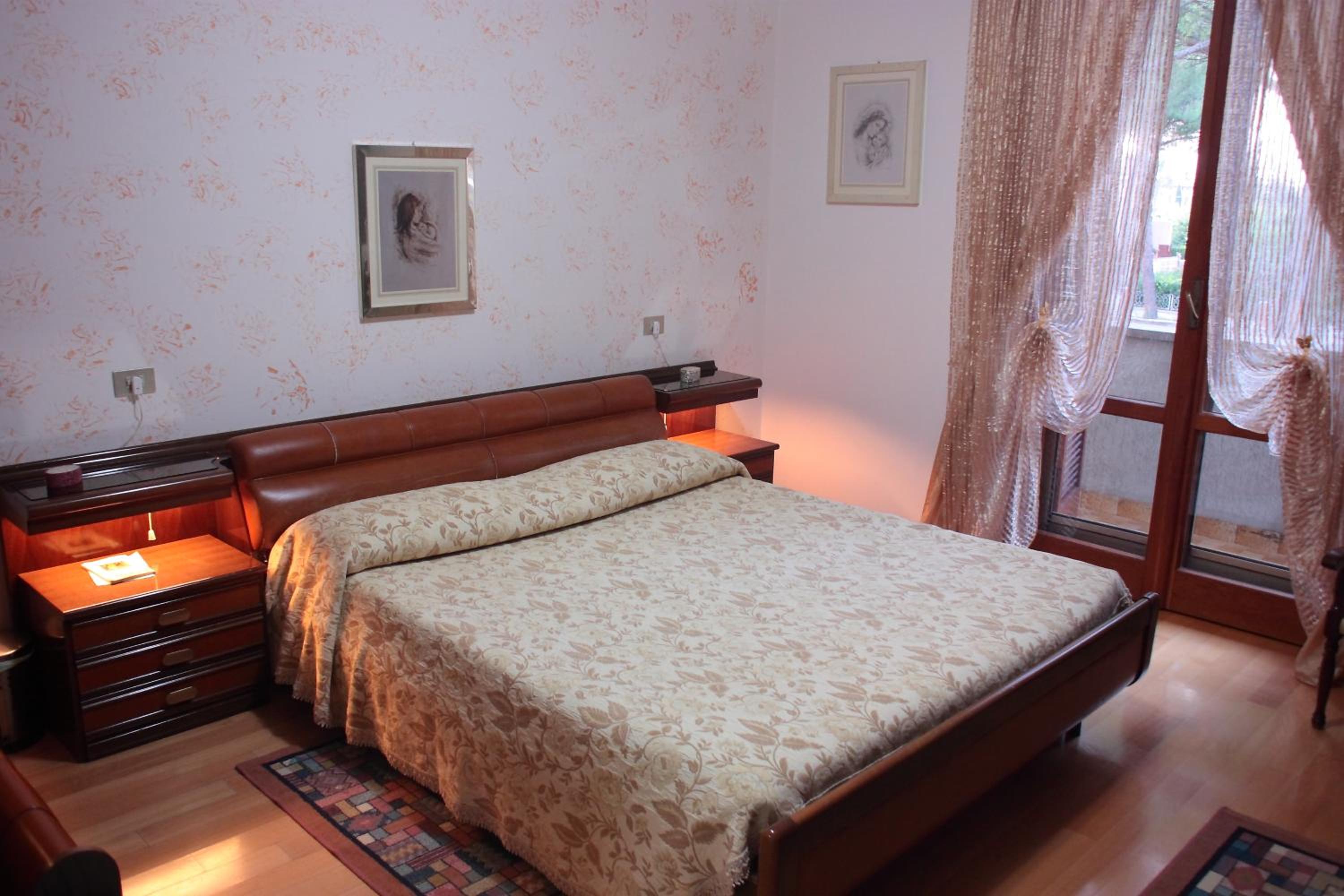Double Room with Private External Bathroom and Balcony - Photo 1