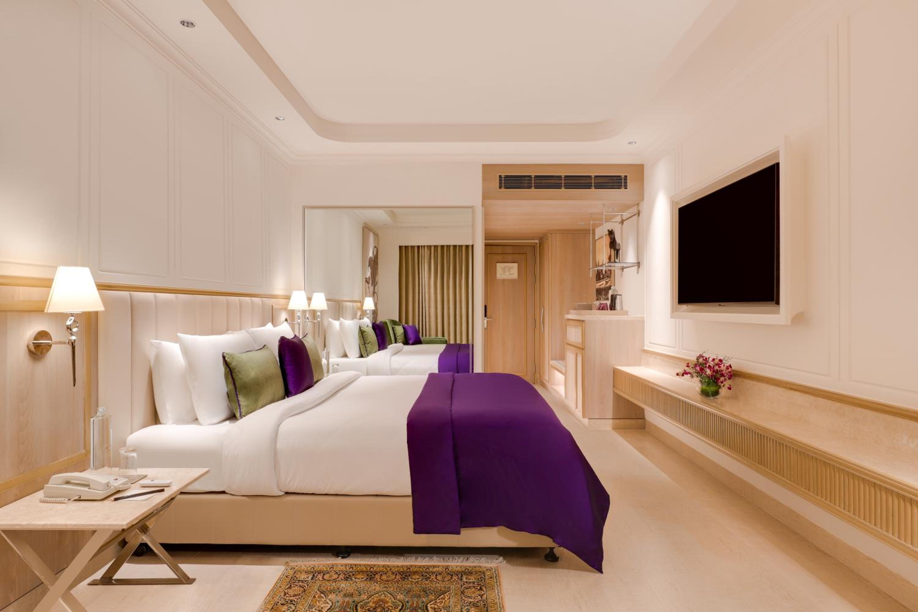 Premium King Room with Happy Hours 1+1 (On select Brands only).Timing : 1700hrs – 2000hrs and 10% discount on Spa photo 3
