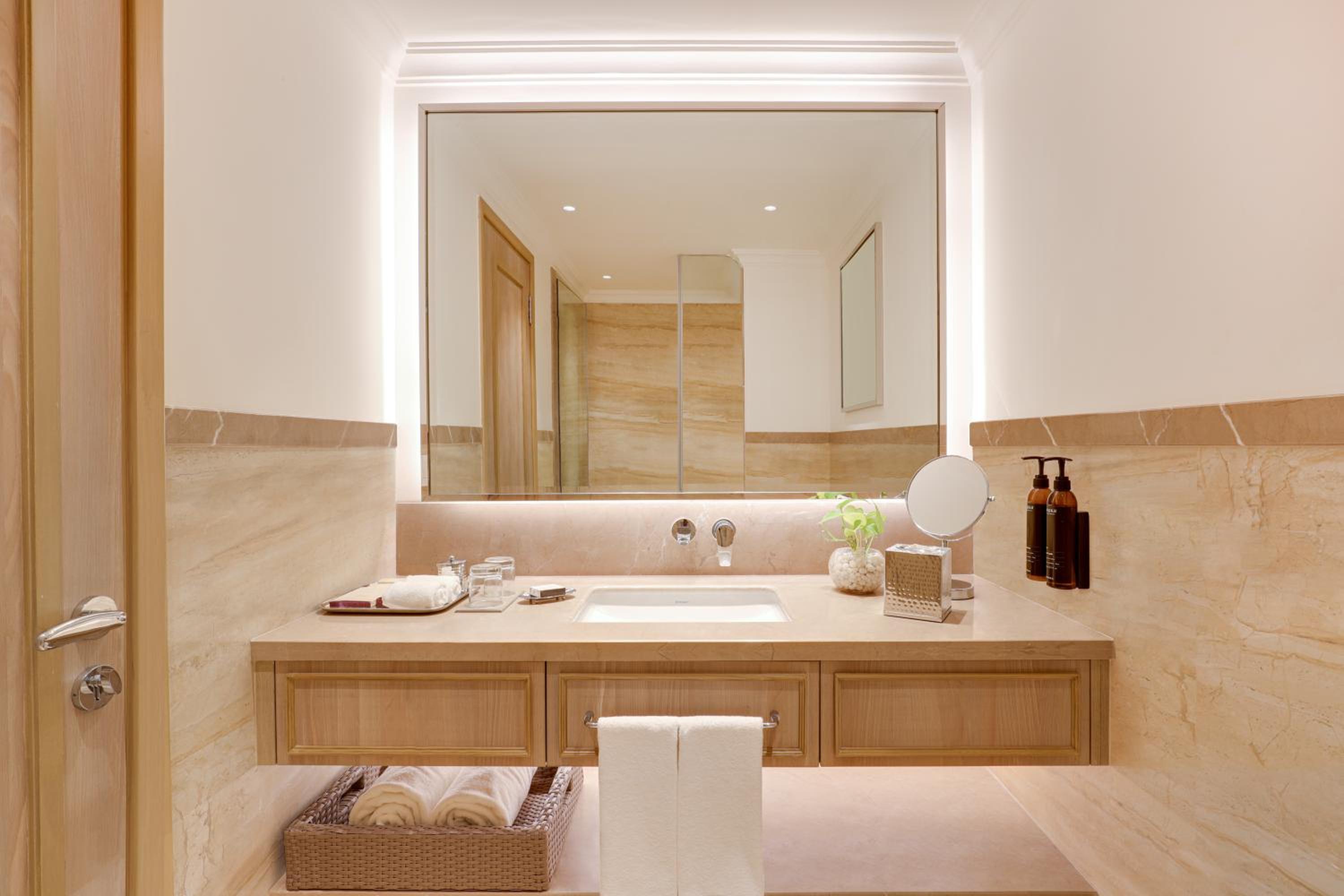 Deluxe Twin Room (Happy Hours 1+1(On select Brands only).Timing :1700hrs – 2000hrs) and 10% discount on Spa - Photo 3