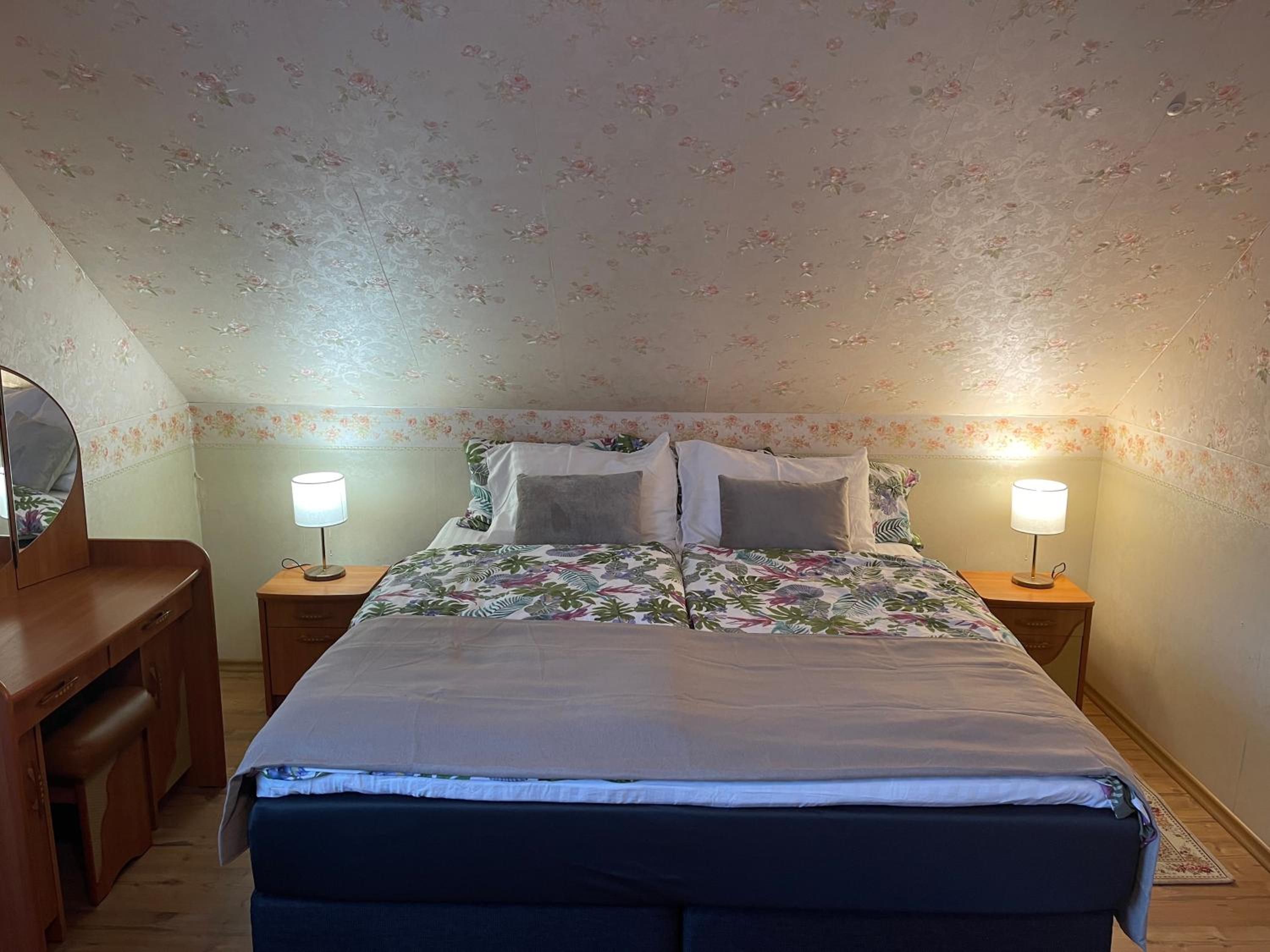 Standard King Room - Photo 7