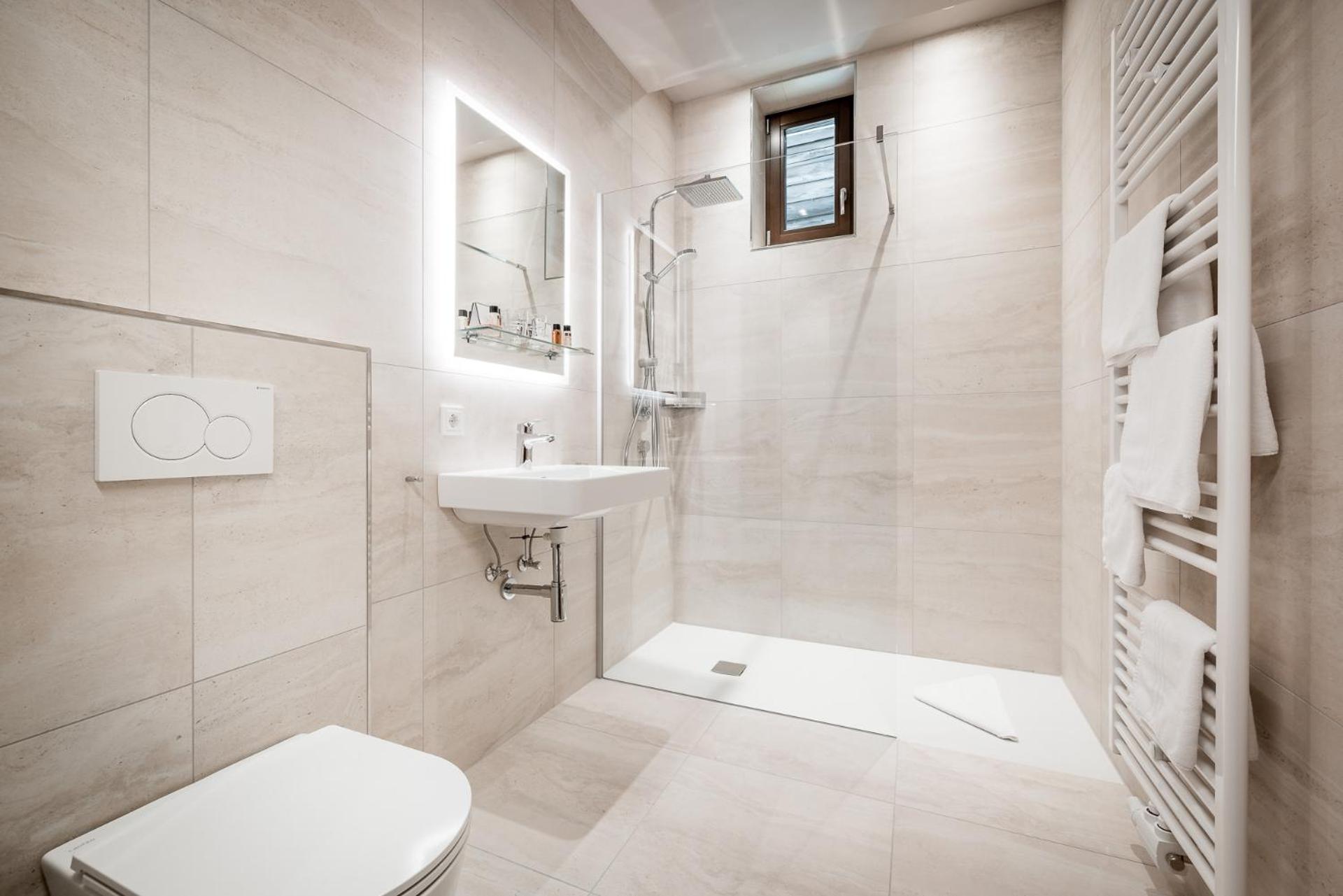 Family Suite (2 Bedrooms) with Balcony - Photo 4