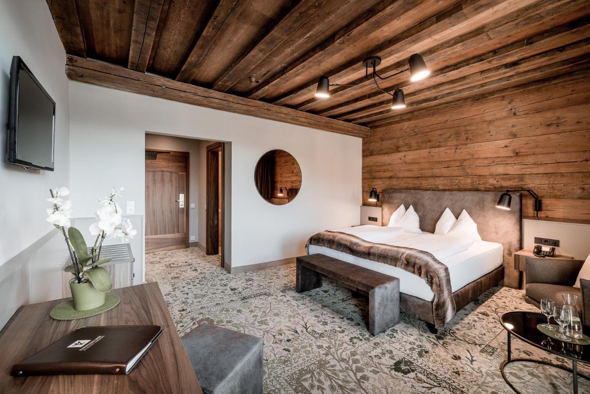 Family Suite (2 Bedrooms) with Balcony - Photo 8