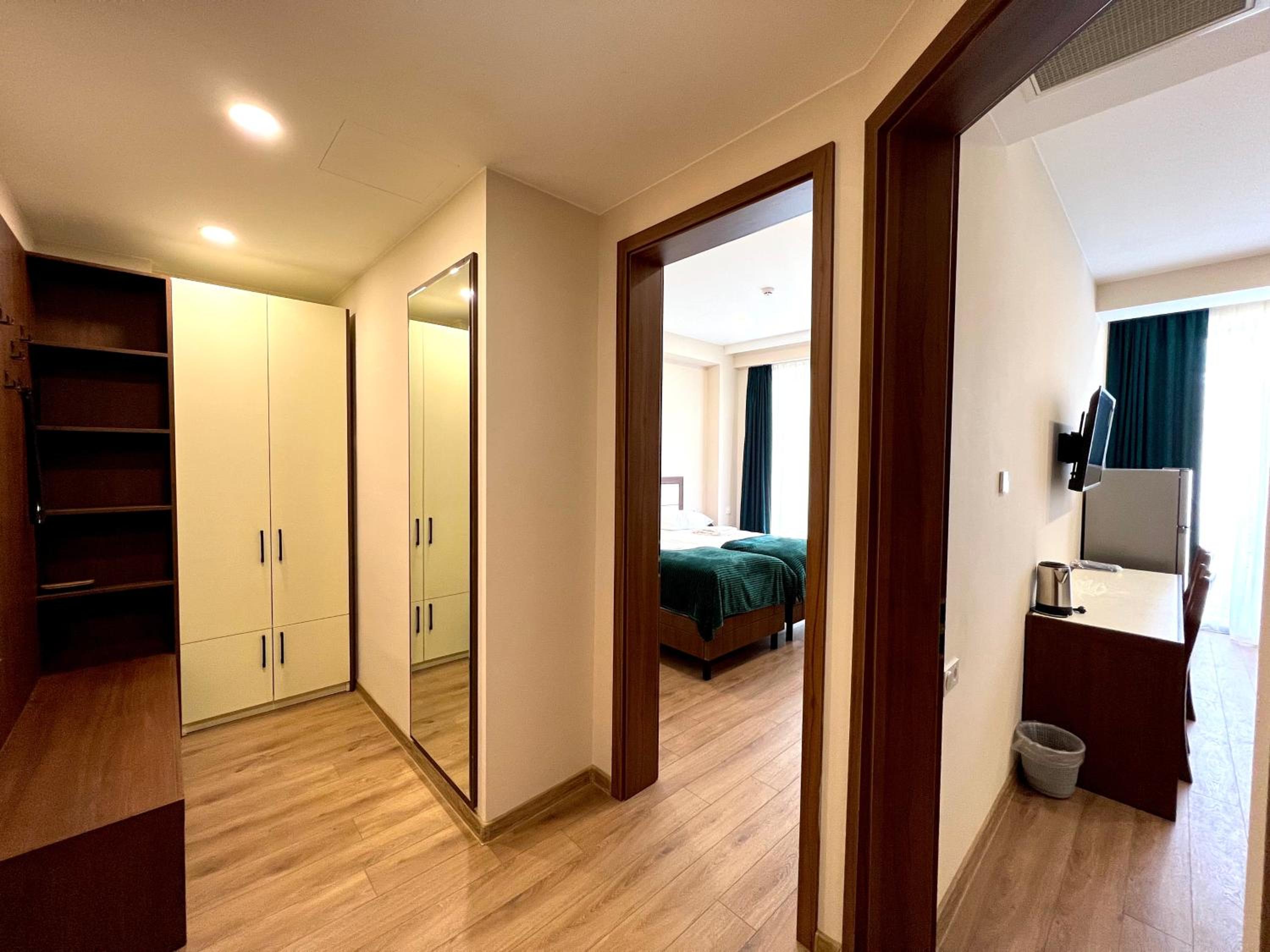 Suite with Balcony - Photo 2