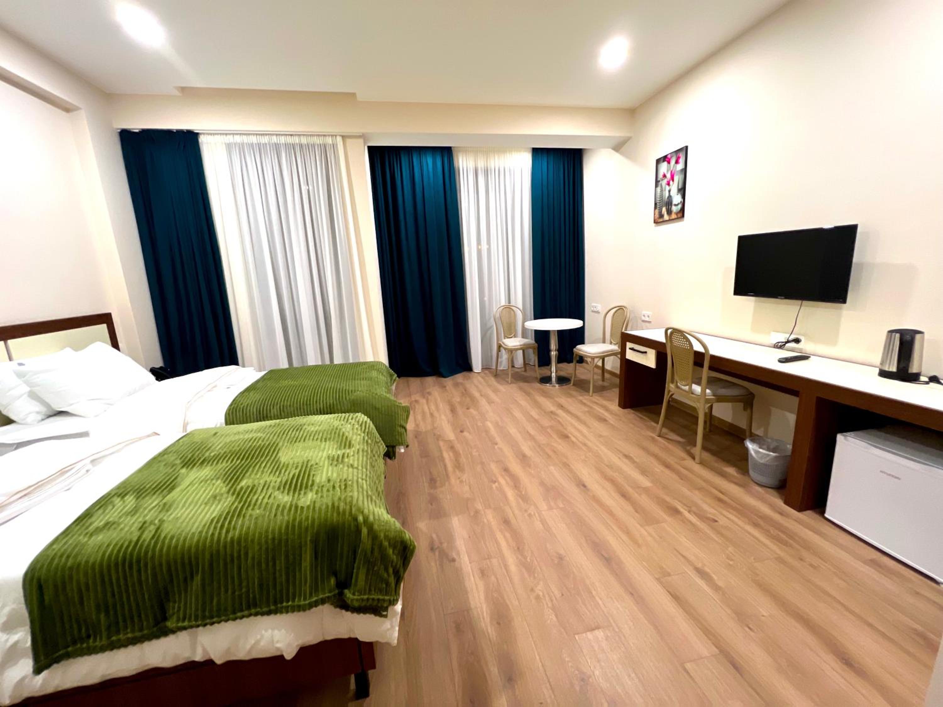 Twin Room with Extra Bed - Photo 3