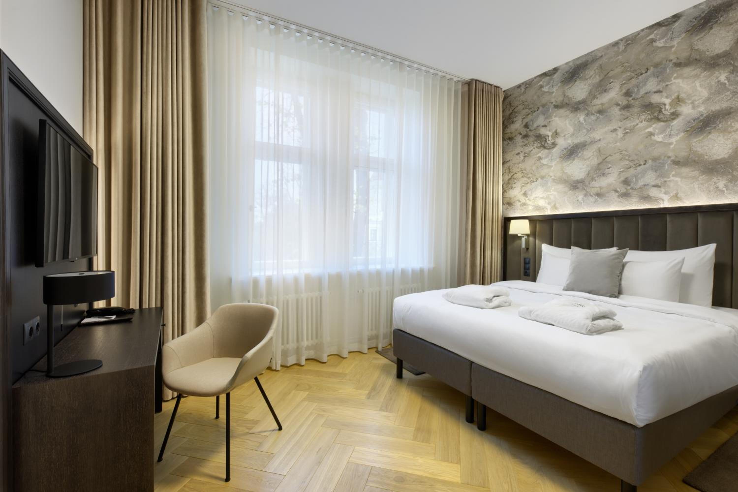 Park Suite with Spa Access - Photo 3
